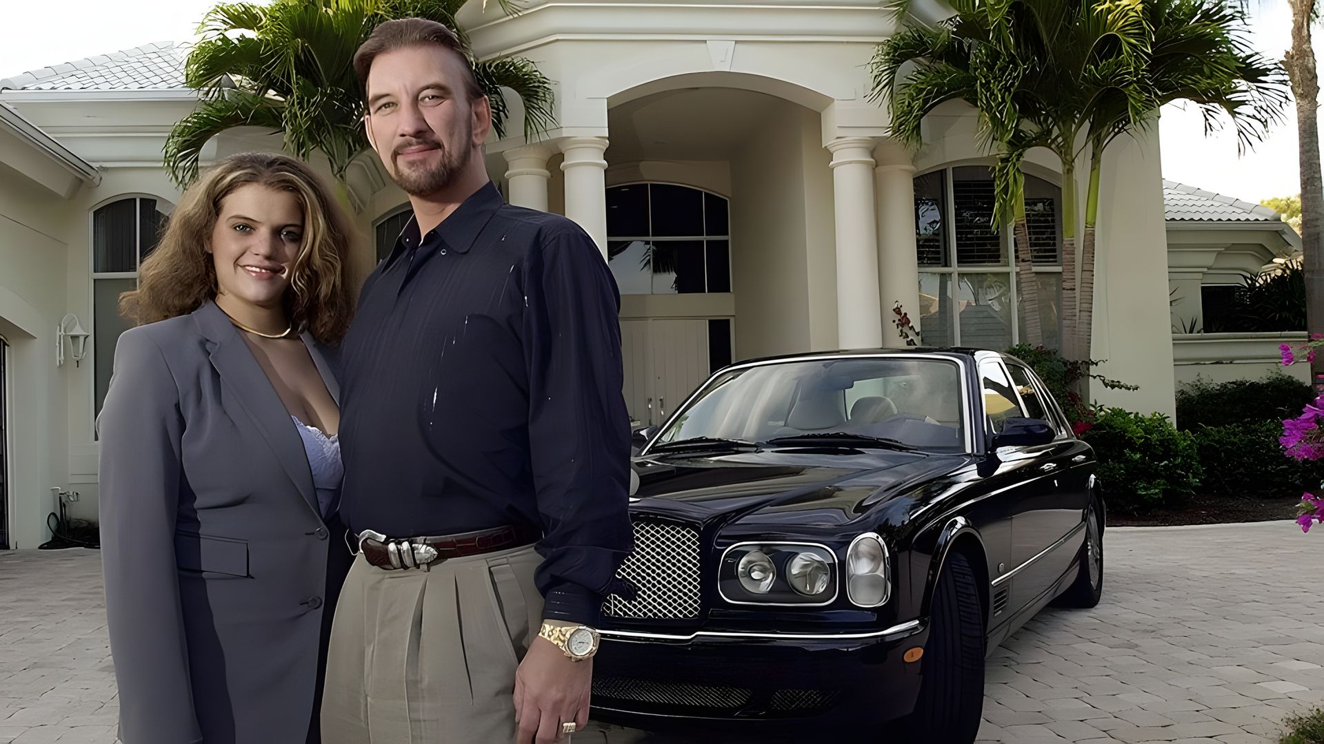 Дэвид Ли Эдвардс и его жена на фоне роскошного особняка и автомобиля