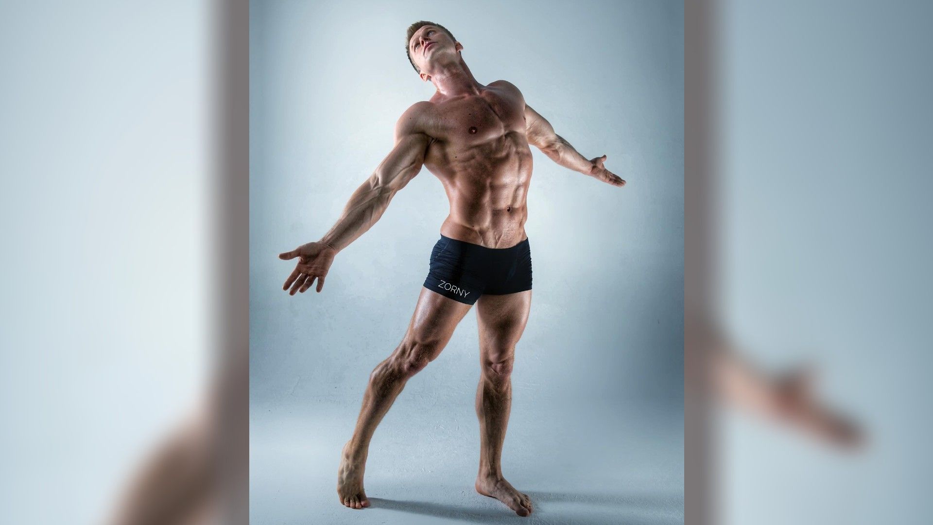 Роман Курцын в трусах демонстрирует мускулы
