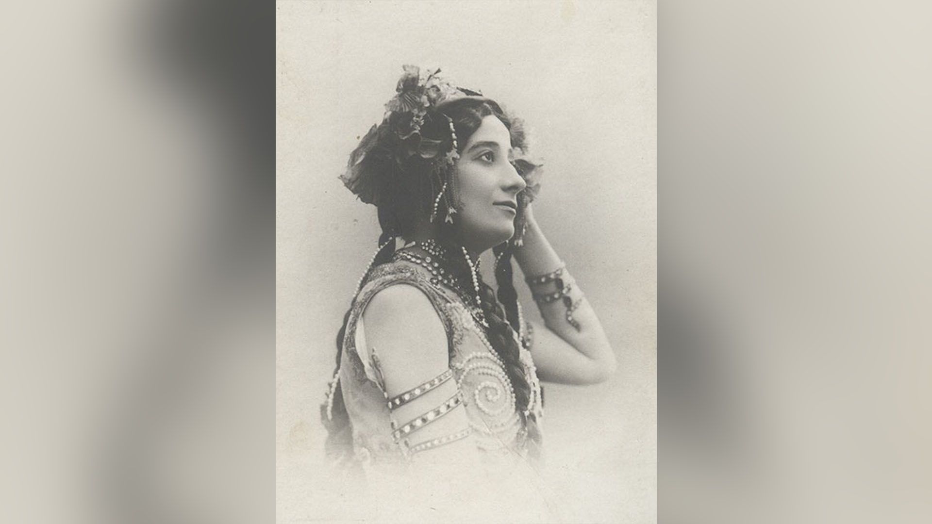 Актриса Евдокия Турчанинова в молодости с цветами в волосах