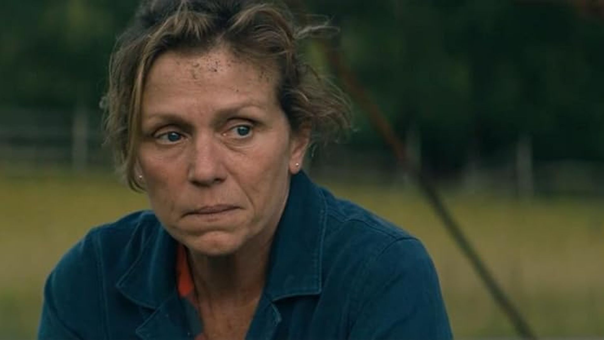 Фрэнсис МакДорманд с грустью в глазах смотрит вниз в камеру