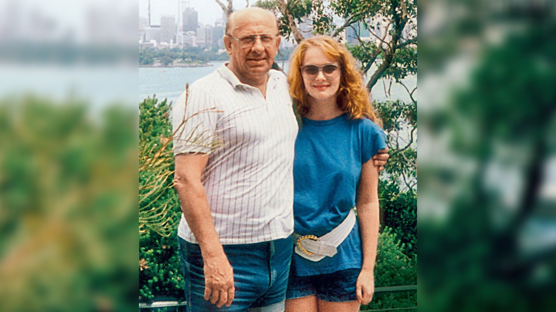 Ирина Цывина и Евгений Евстигнеев в летней одежде позируют