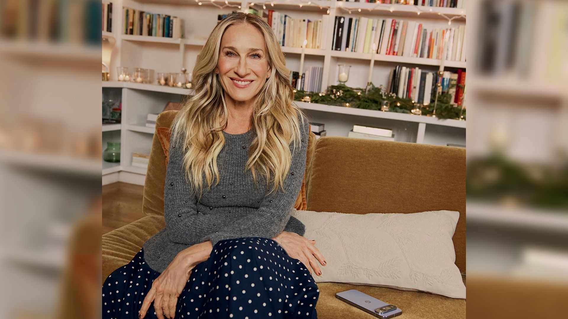 Сара Джессика Паркер сидит на диване и улыбается