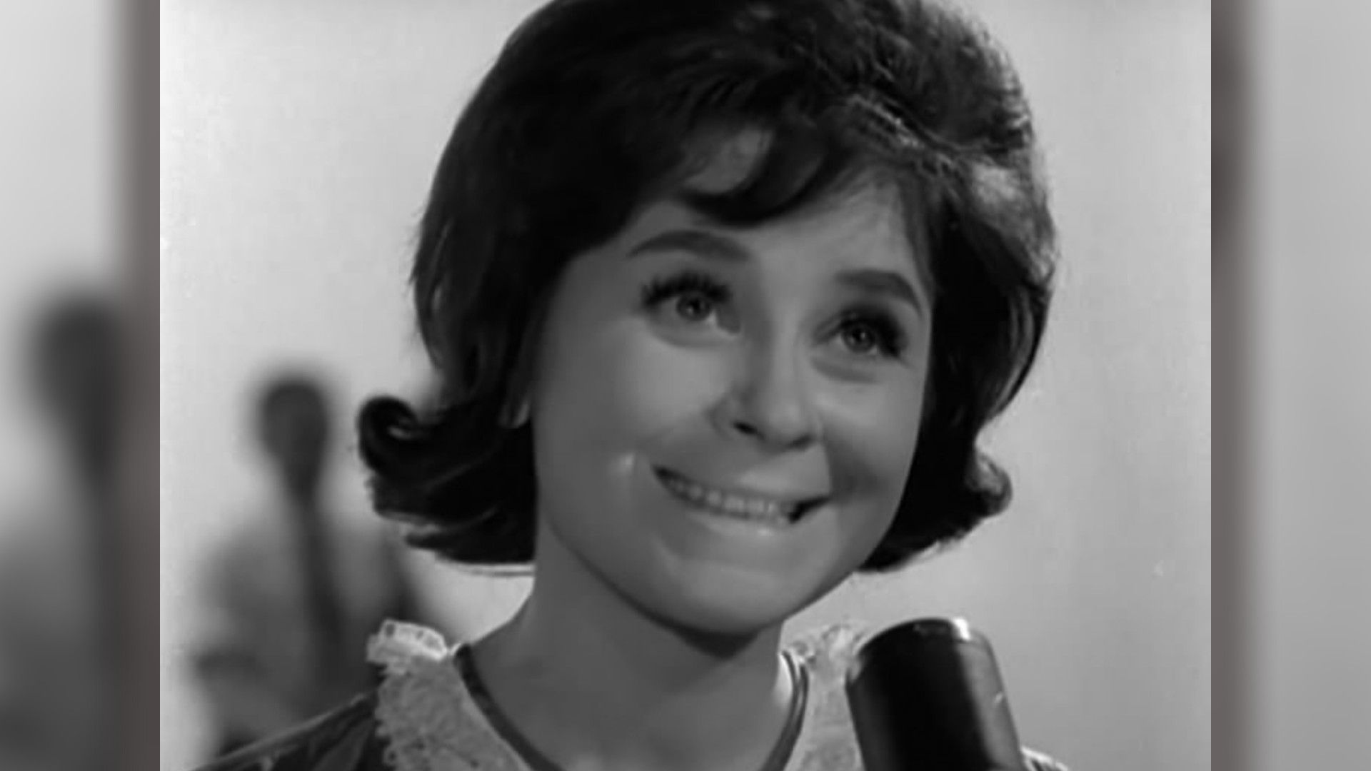 Тамара Миансарова выступает, черно-белое фото, лицо крупным планом