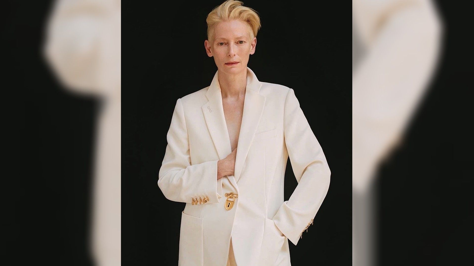 Тильда Суинтон в полный рост в белом пиджаке