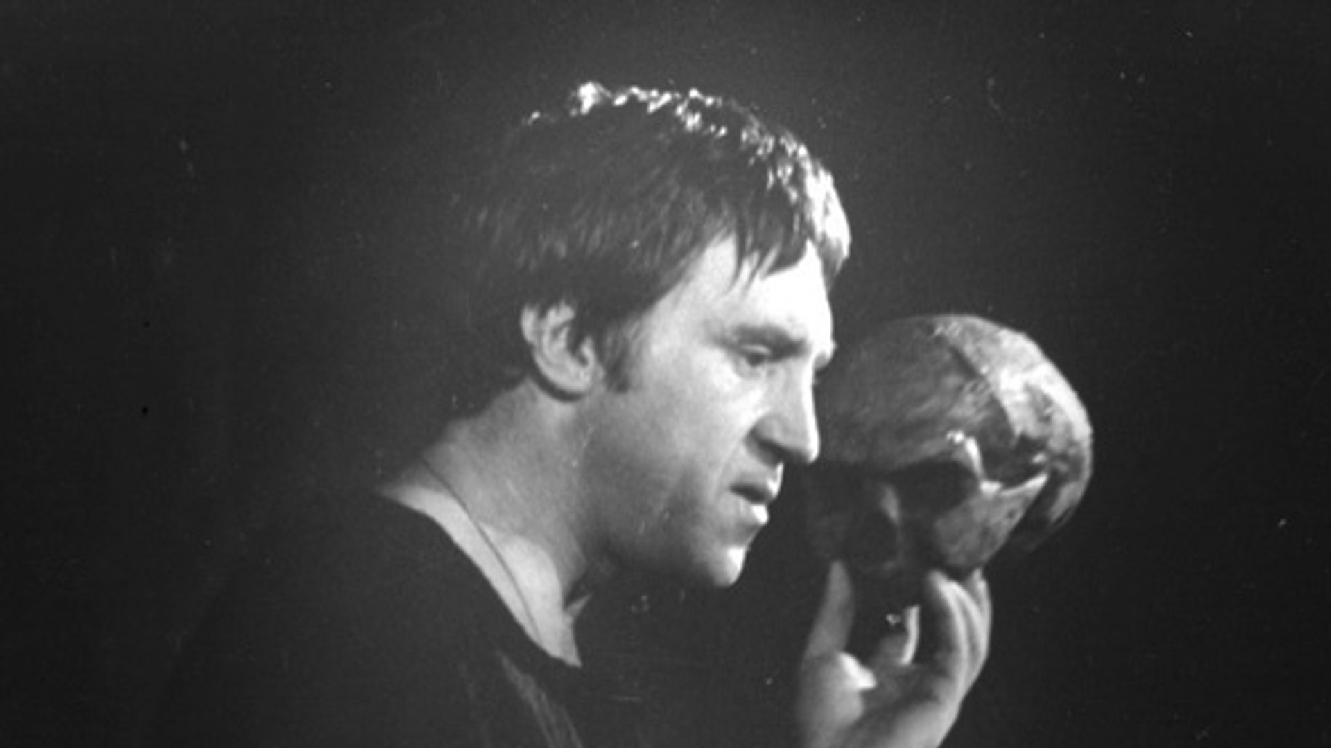 Владимир Высоцкий держит в руке череп, черно-белое фото