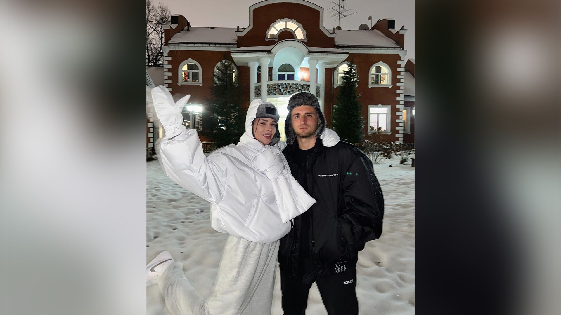 Адель Вейгель и Михаил Литвин на фоне красно-белого особняка и снега