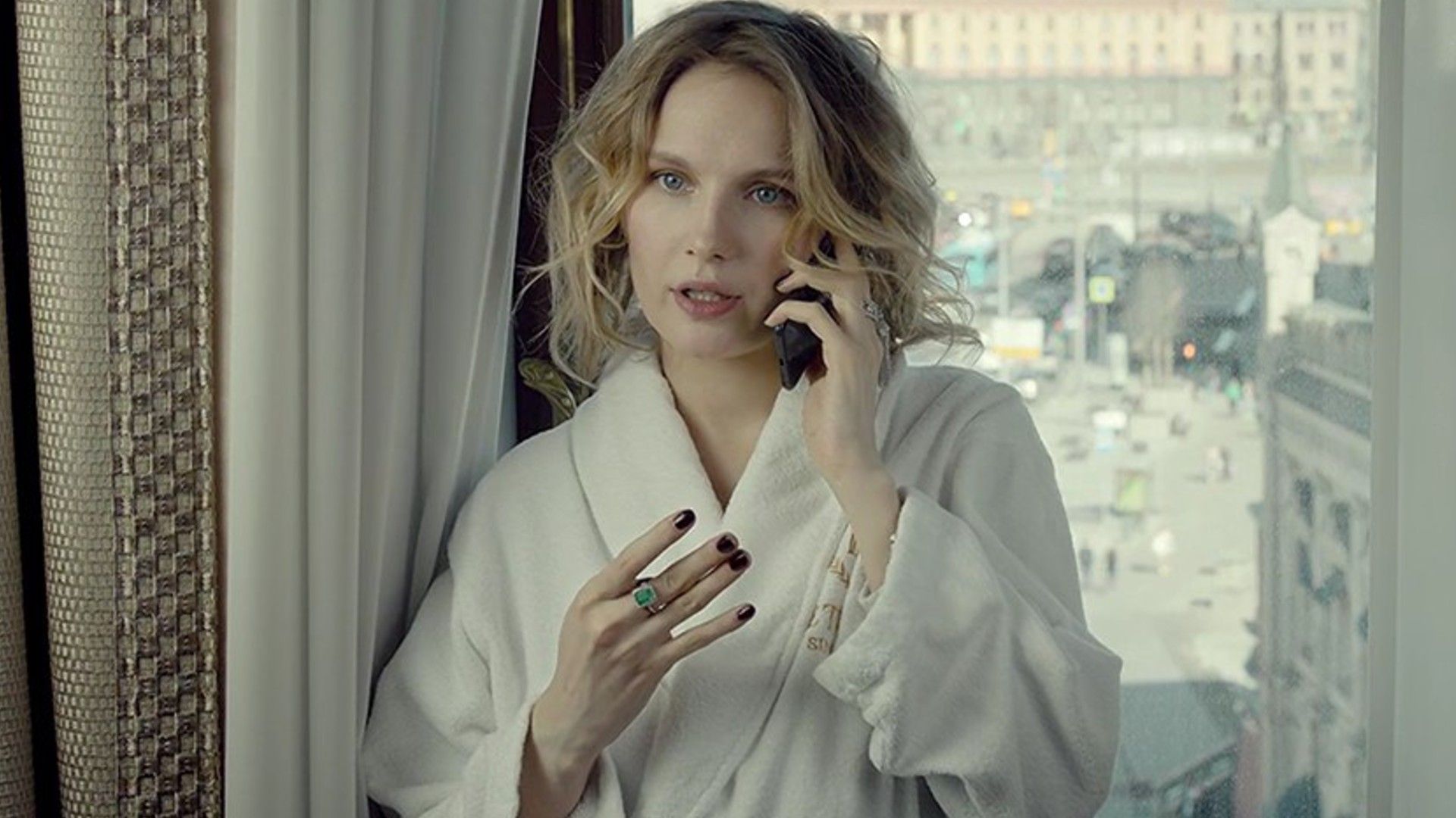 Мария Фомина в белом халате разговаривает по телефону