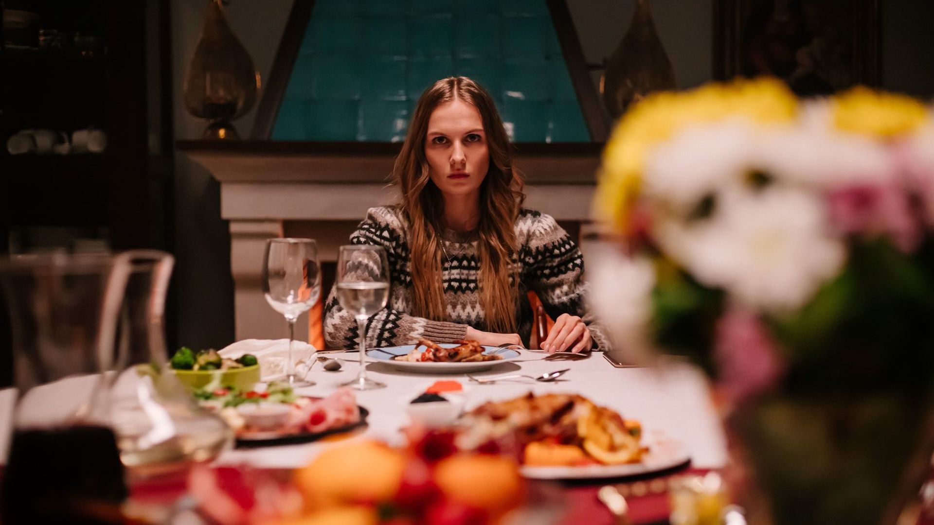 Мария Фомина с недовольным лицом сидит за столом