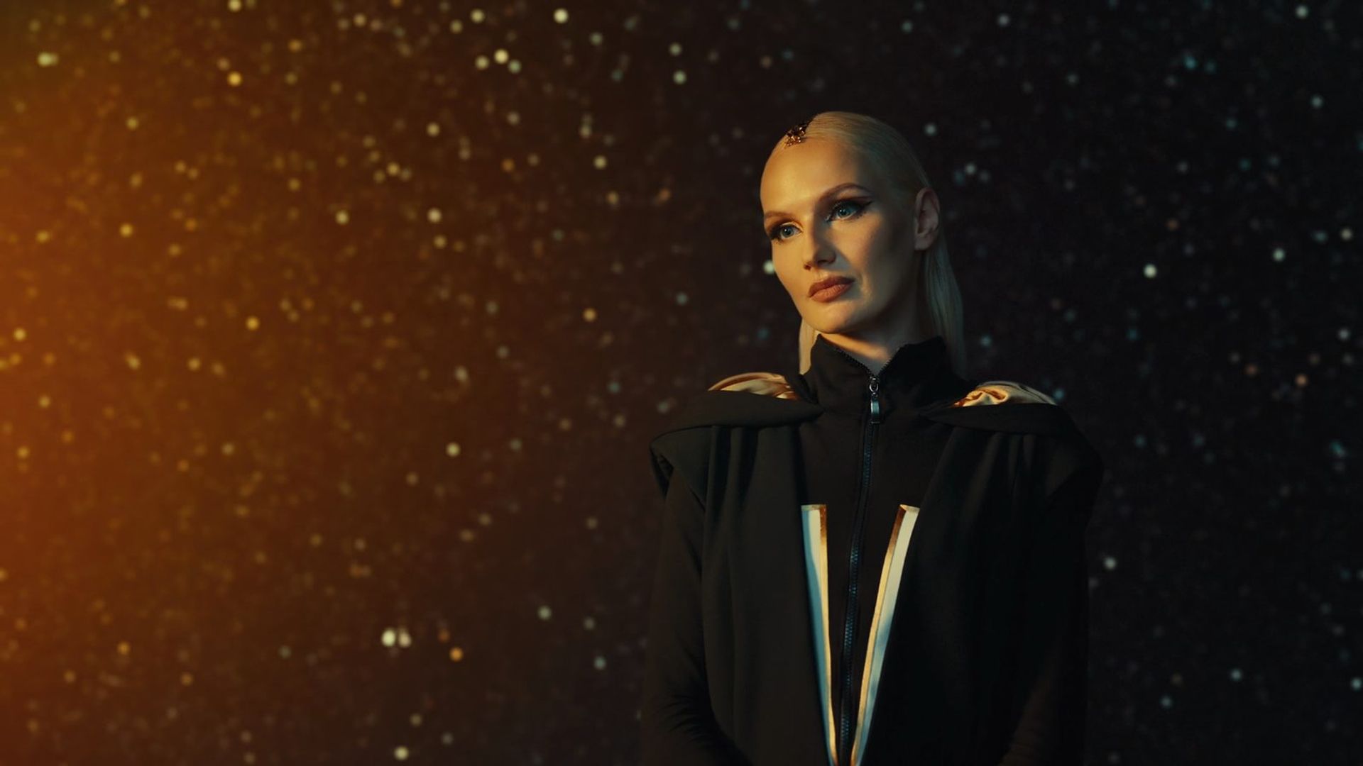 Мария Фомина со строгим выражением лица в черной блузке