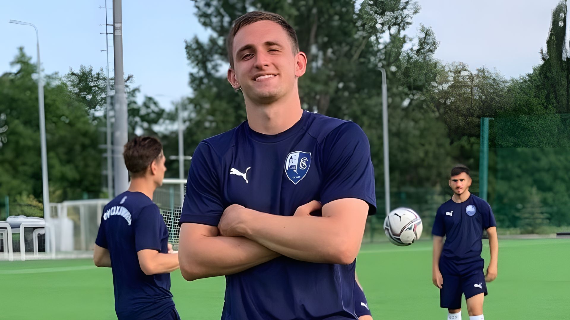 Михаил Литвин в футбольной форме стоит на футбольном поле