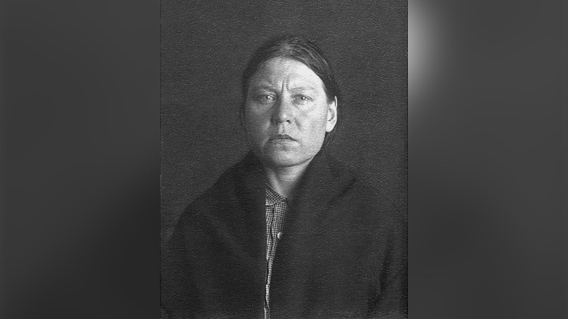 Тюремный портрет Ксении Петрухиной в рубашке и шали