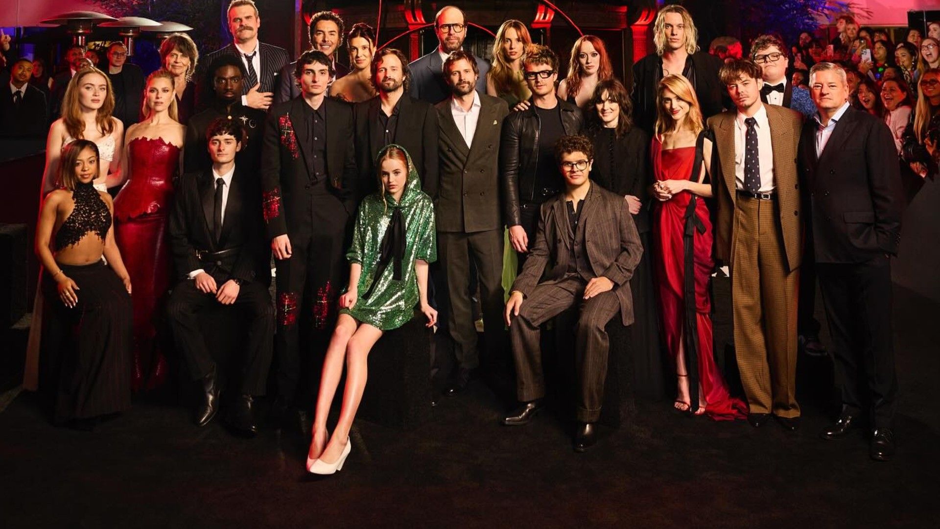 Актёрский состав сериала ОЧень странные дела делает групповое фото