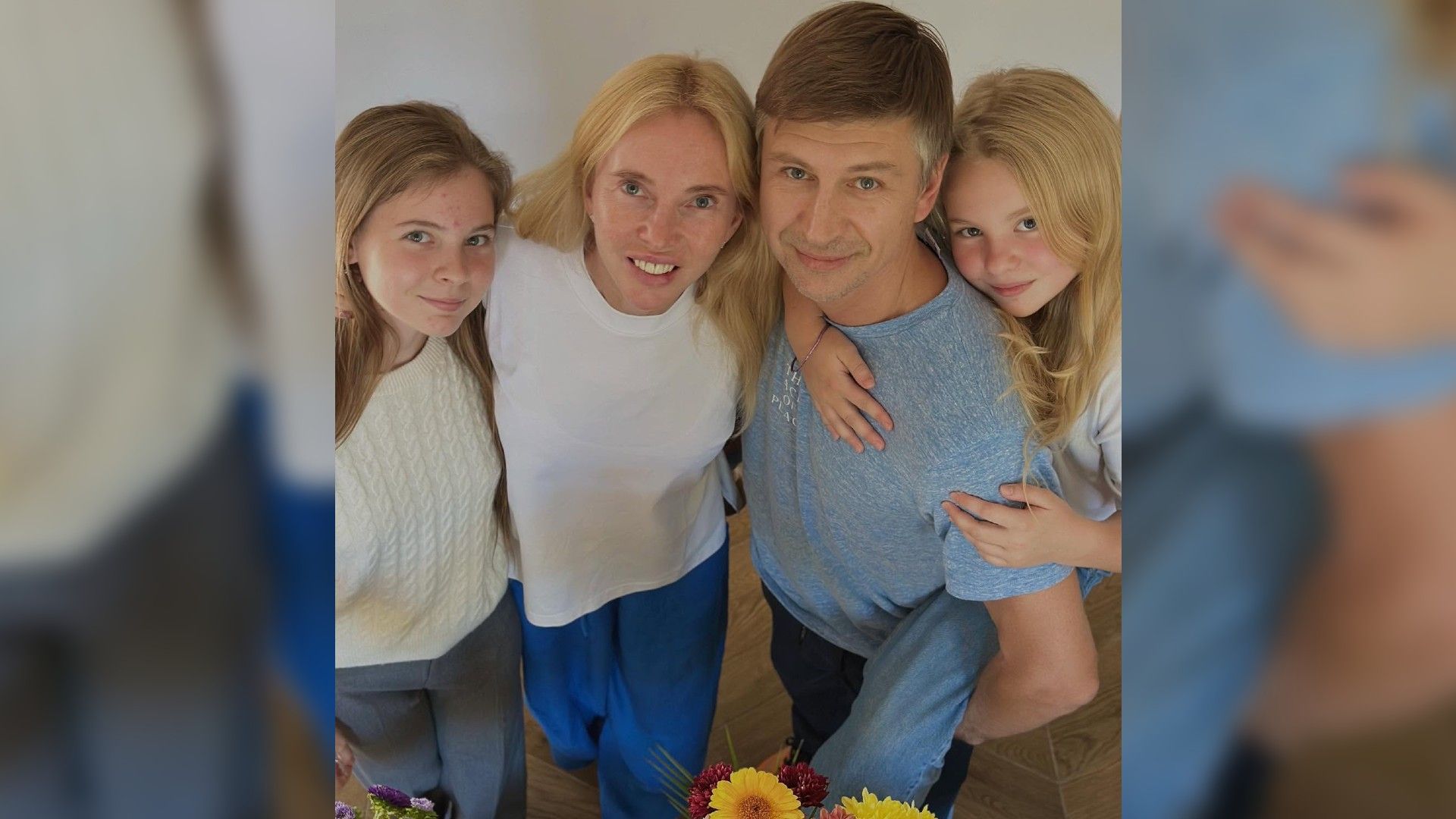 Алексей Ягудин, Татьяна Тотьмянина и их две дочери делают групповое фото