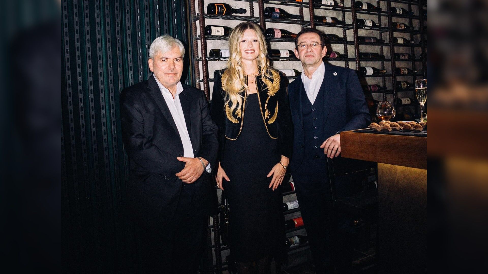 Софья Эрнст в черном платье с золотыми вставками на премьере фильма