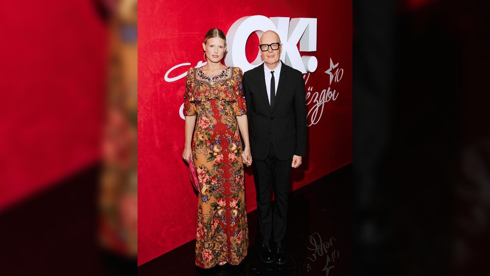 Софья Эрнст в ярком красном платье в русских узорах на красной дорожке