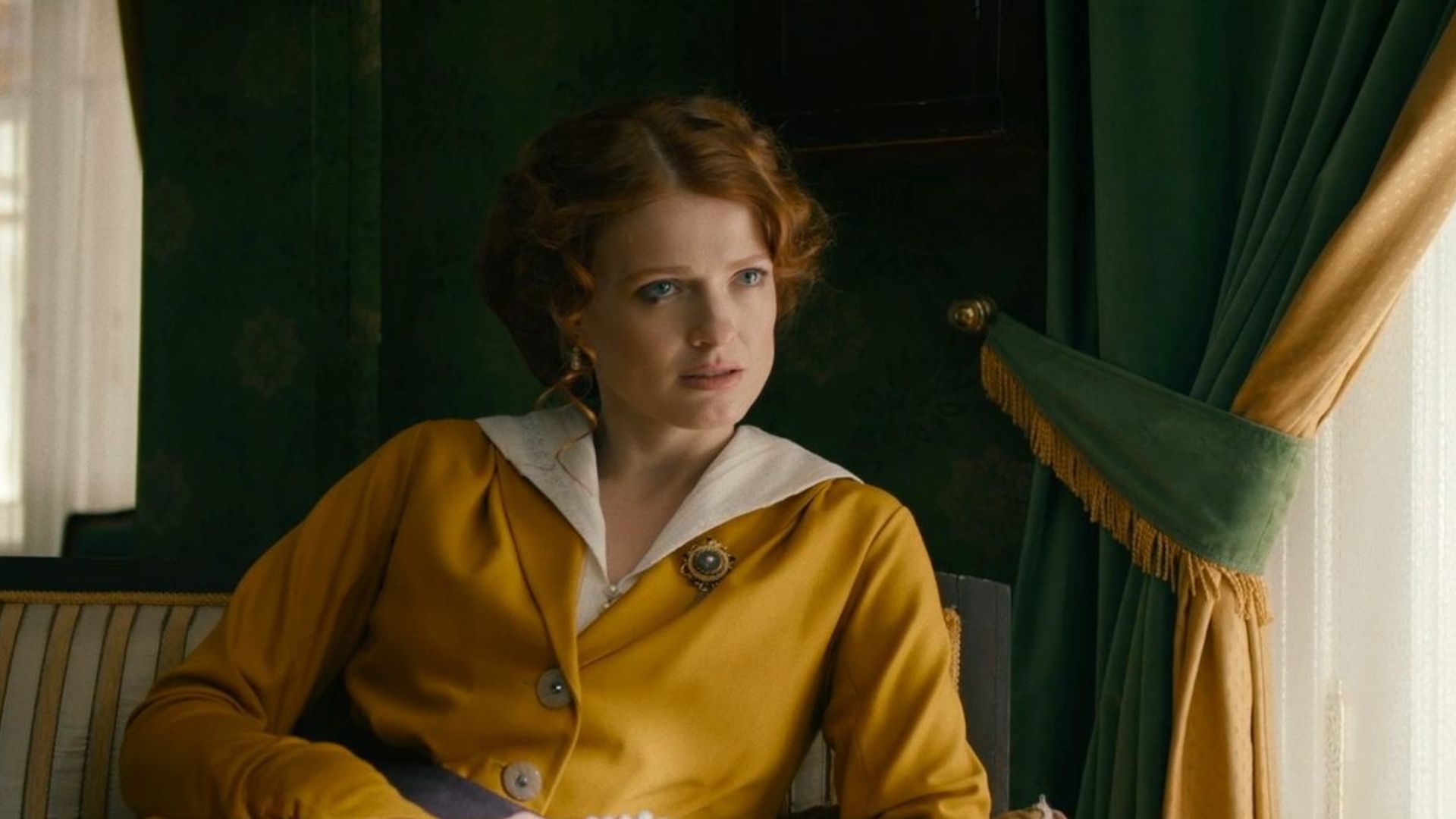 Софья Эрнст в жёлтом платье в стиле ретро и рыжими волосами