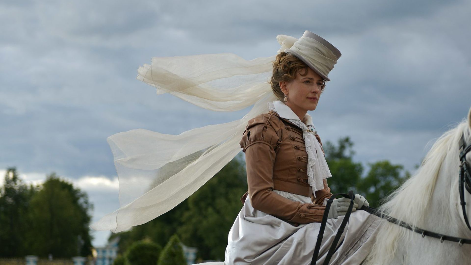 Софья Эрнcт в ретро-наряде дворянки XIX века скачет на лошади