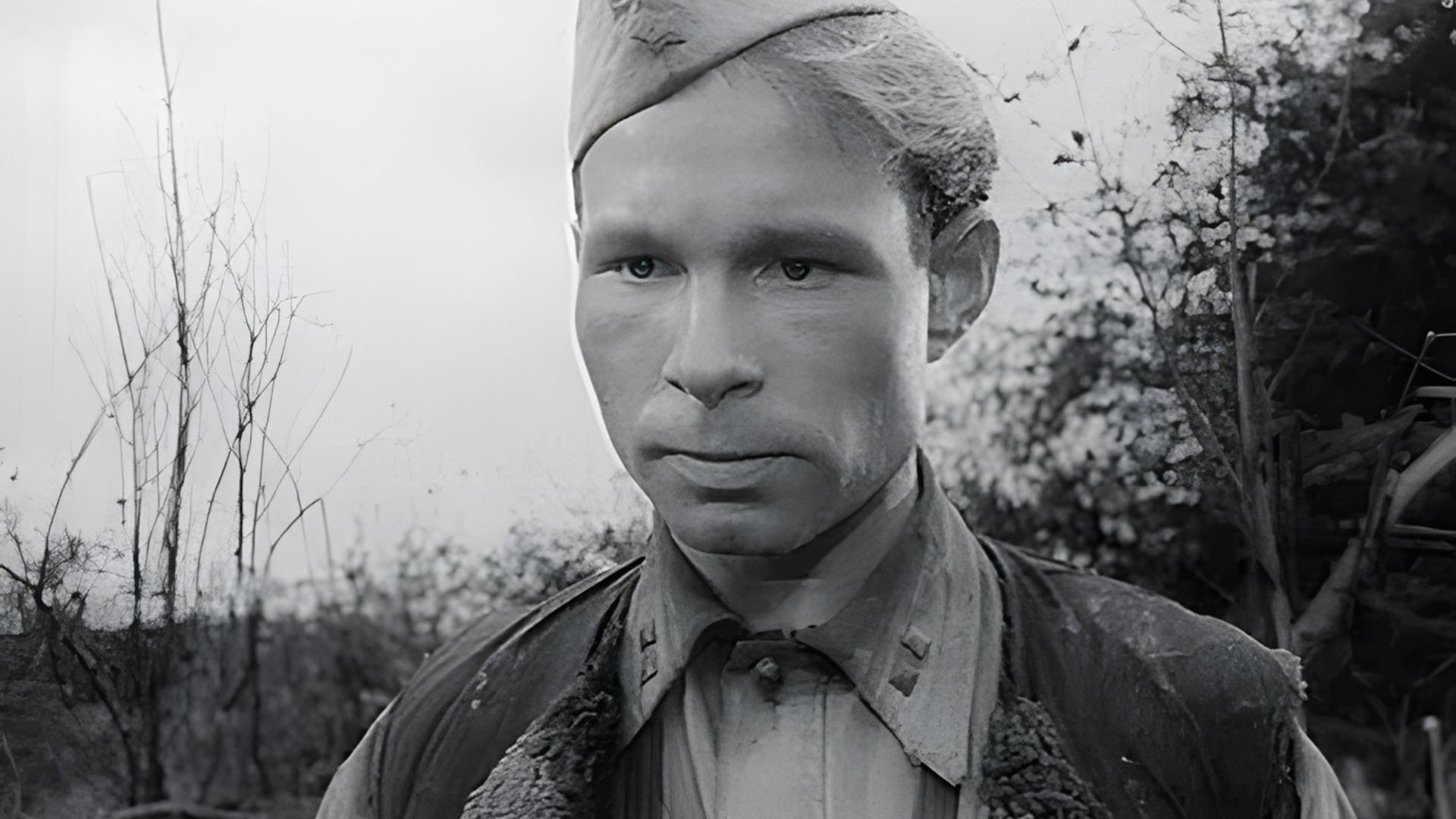 Юрий Соловьёв в военной форме, черно-белое фото, кард из фильма+
