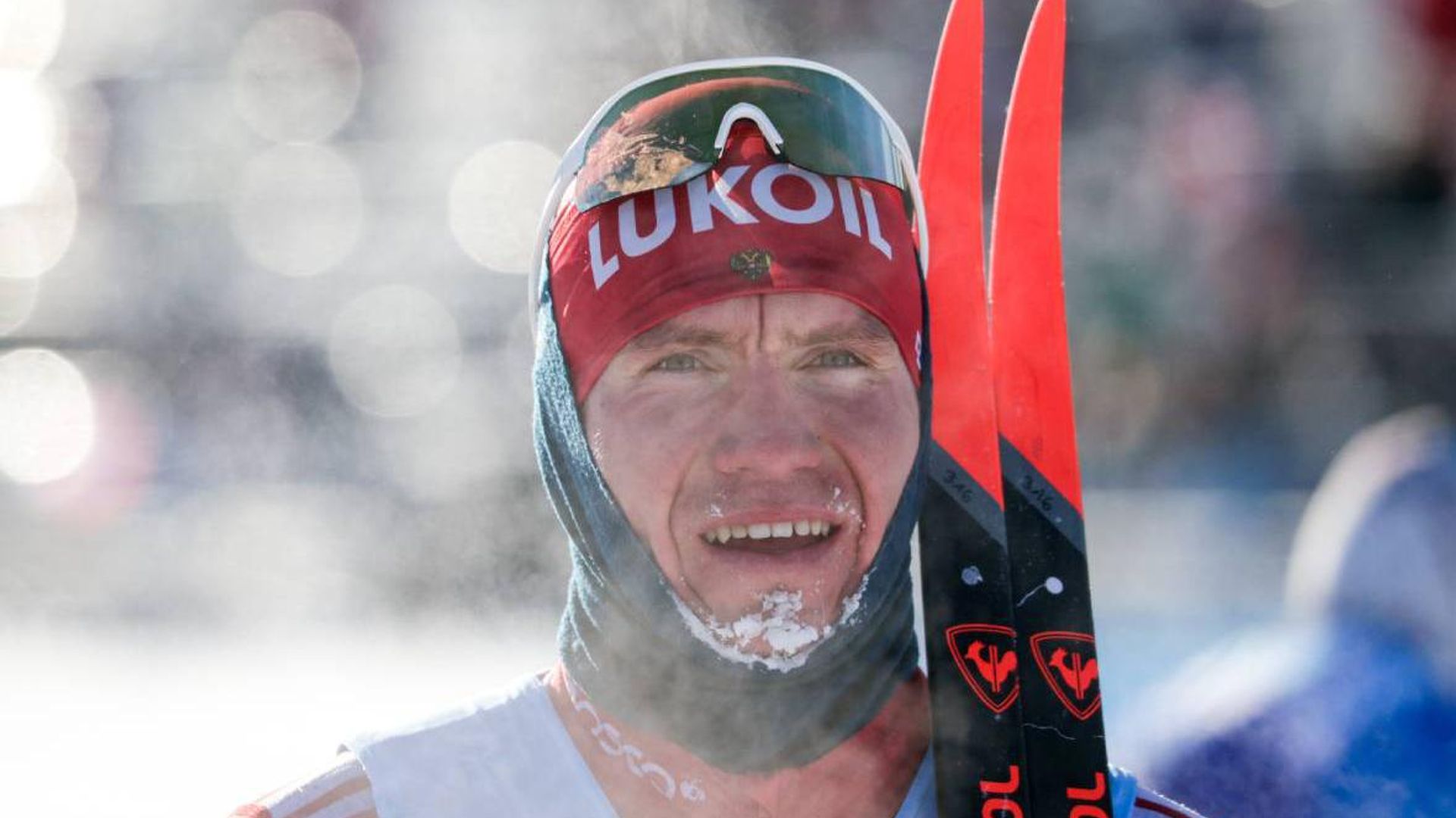 Александр Большунов в лыжной экипировке после гонок