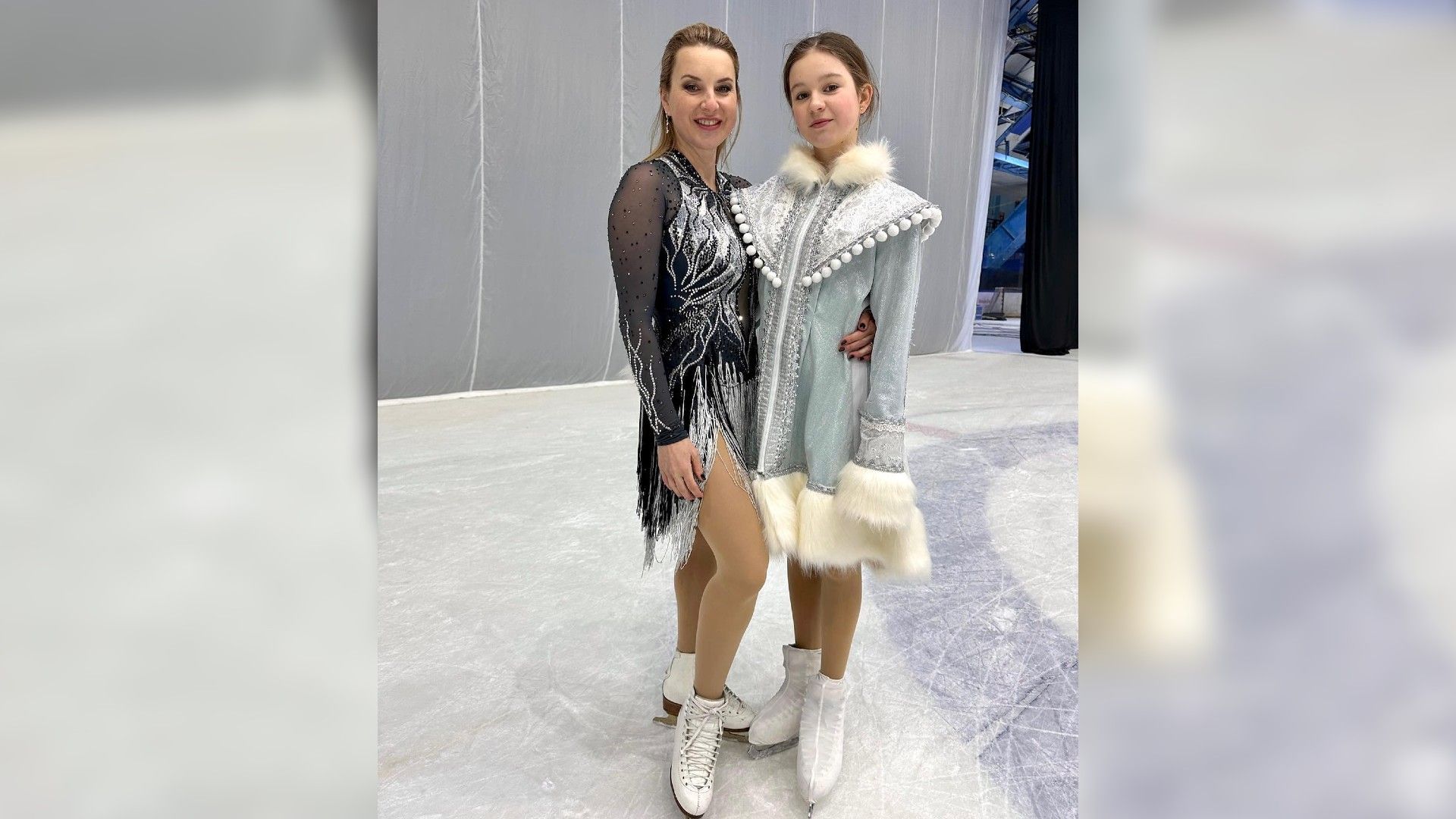 Ирина и Варвара Слуцкая в фигурных костюмах позируют на льду