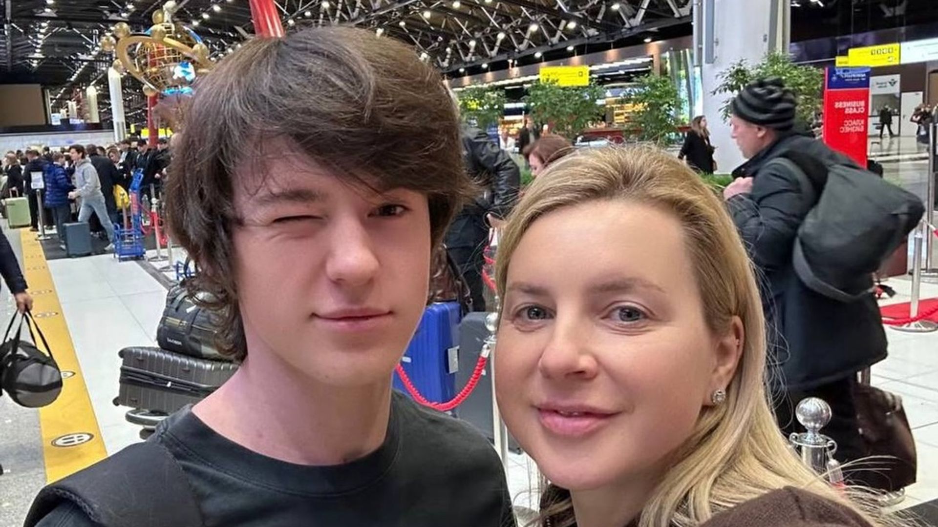 Ирина Слуцкая и её сын делают селфи