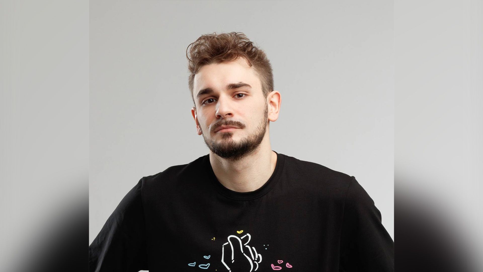 Блогер Юлий Онешко в черной футболке крупным планом