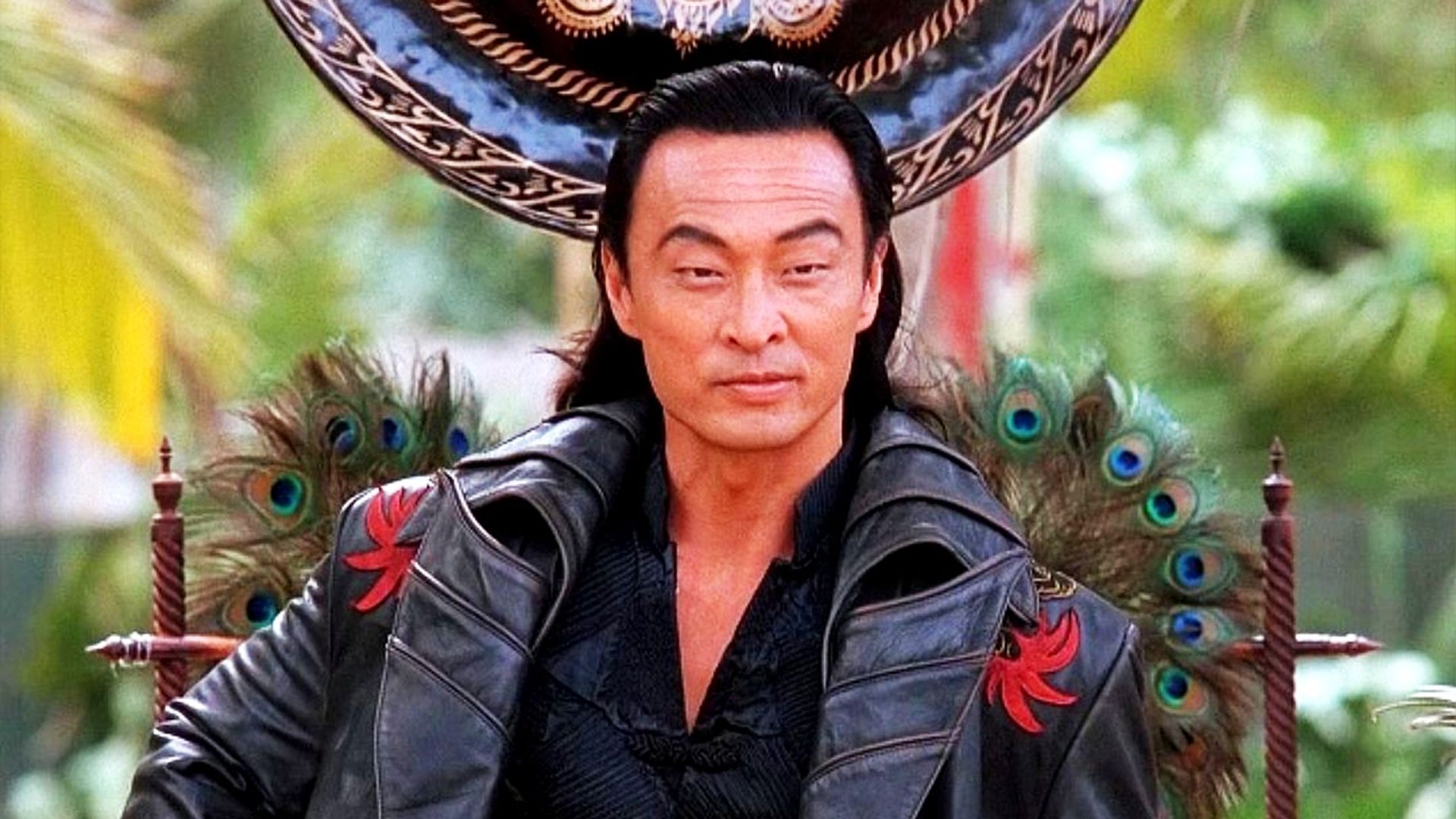 Кэри-Хироюка Тагава в молодости с длинными волосами в азиатской одежде