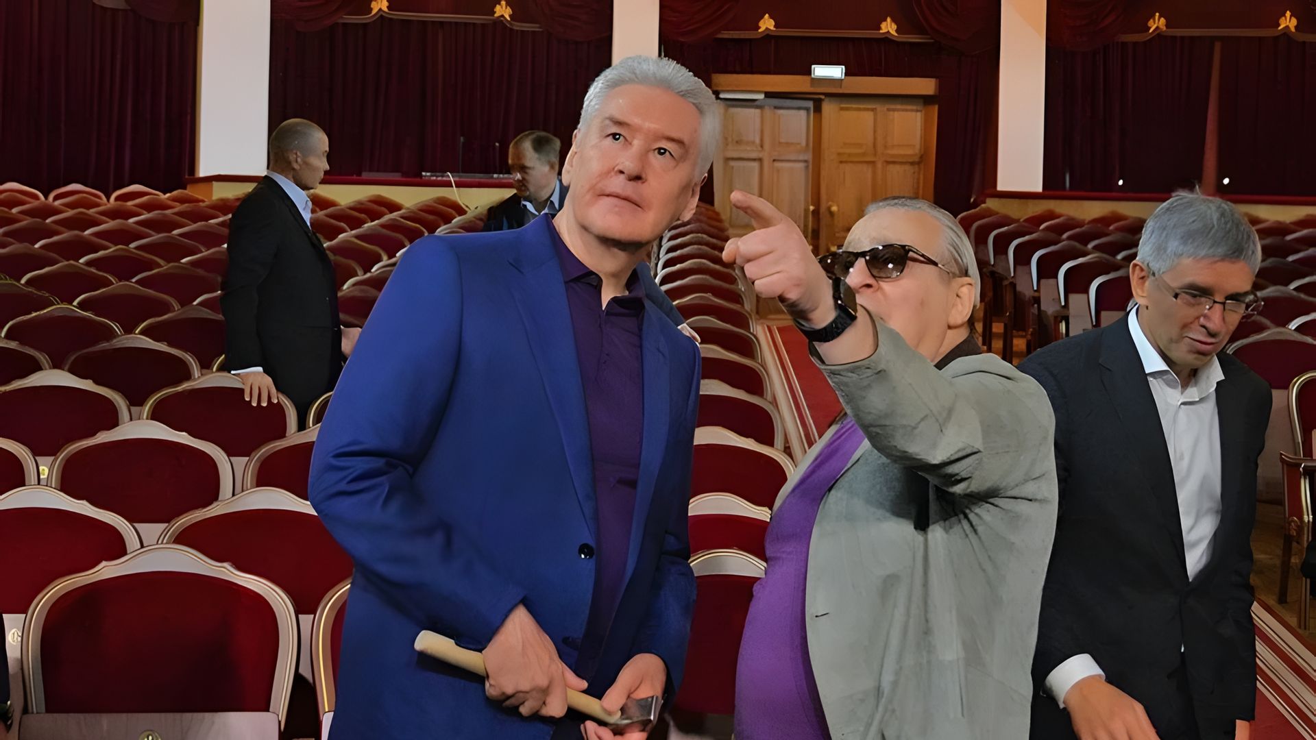 Геннадий Хазанов указывает Сергею Собянину наверх, на фоне - театр эстрады