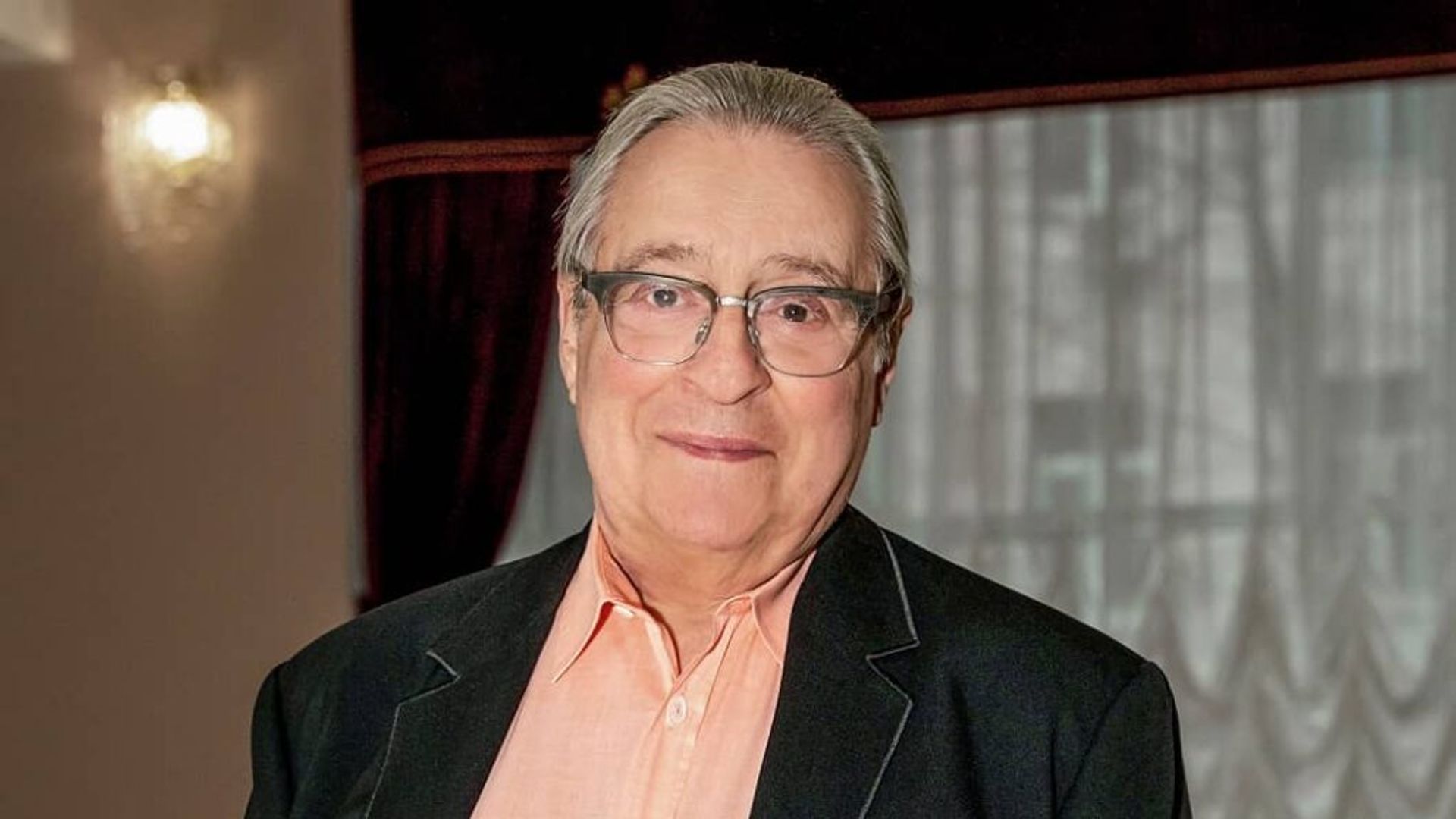 Геннадий Хазанов улыбается в камеру