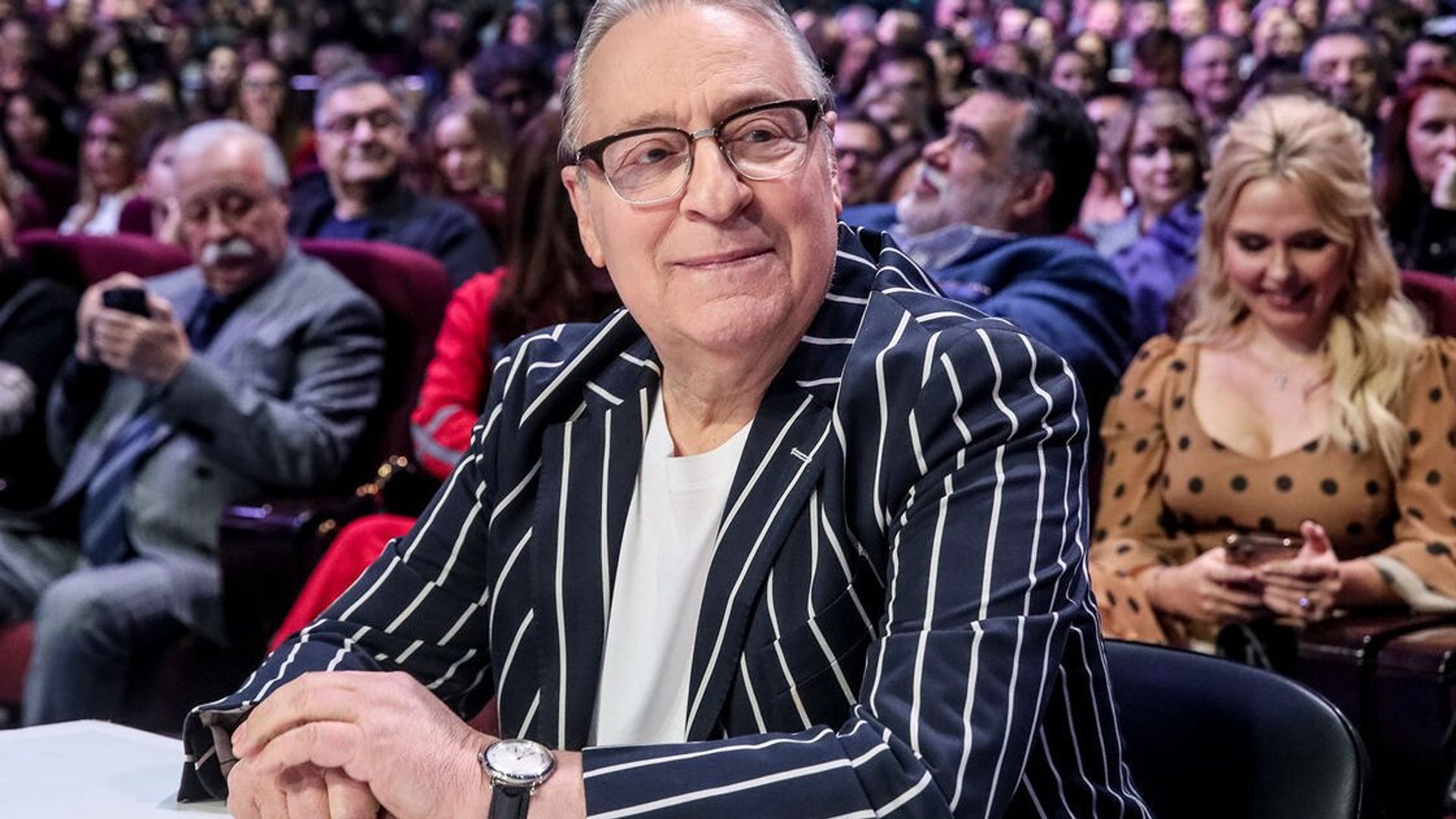 Геннадий Хазанов улыбается, сидя в жюри КВН