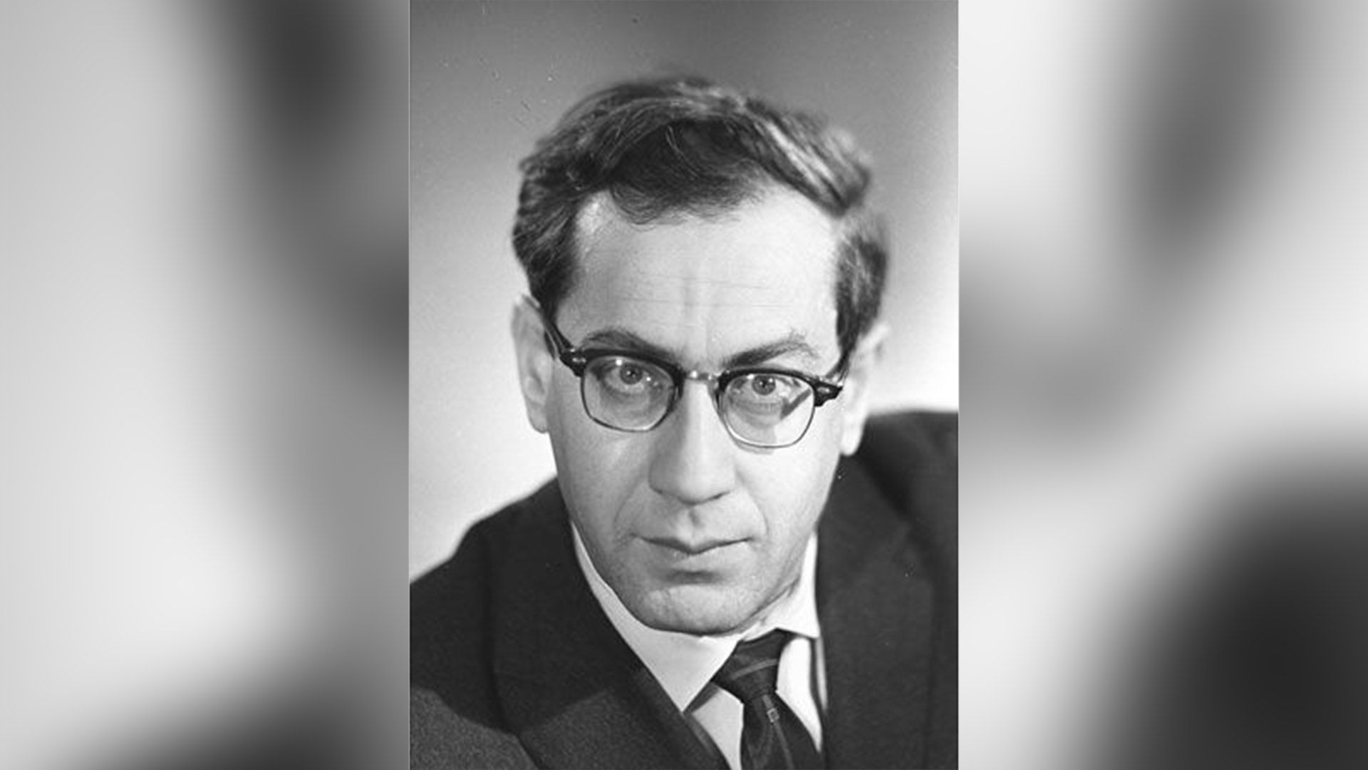 Сценарист Юлий Дунский в очках и пиджаке крупным планом