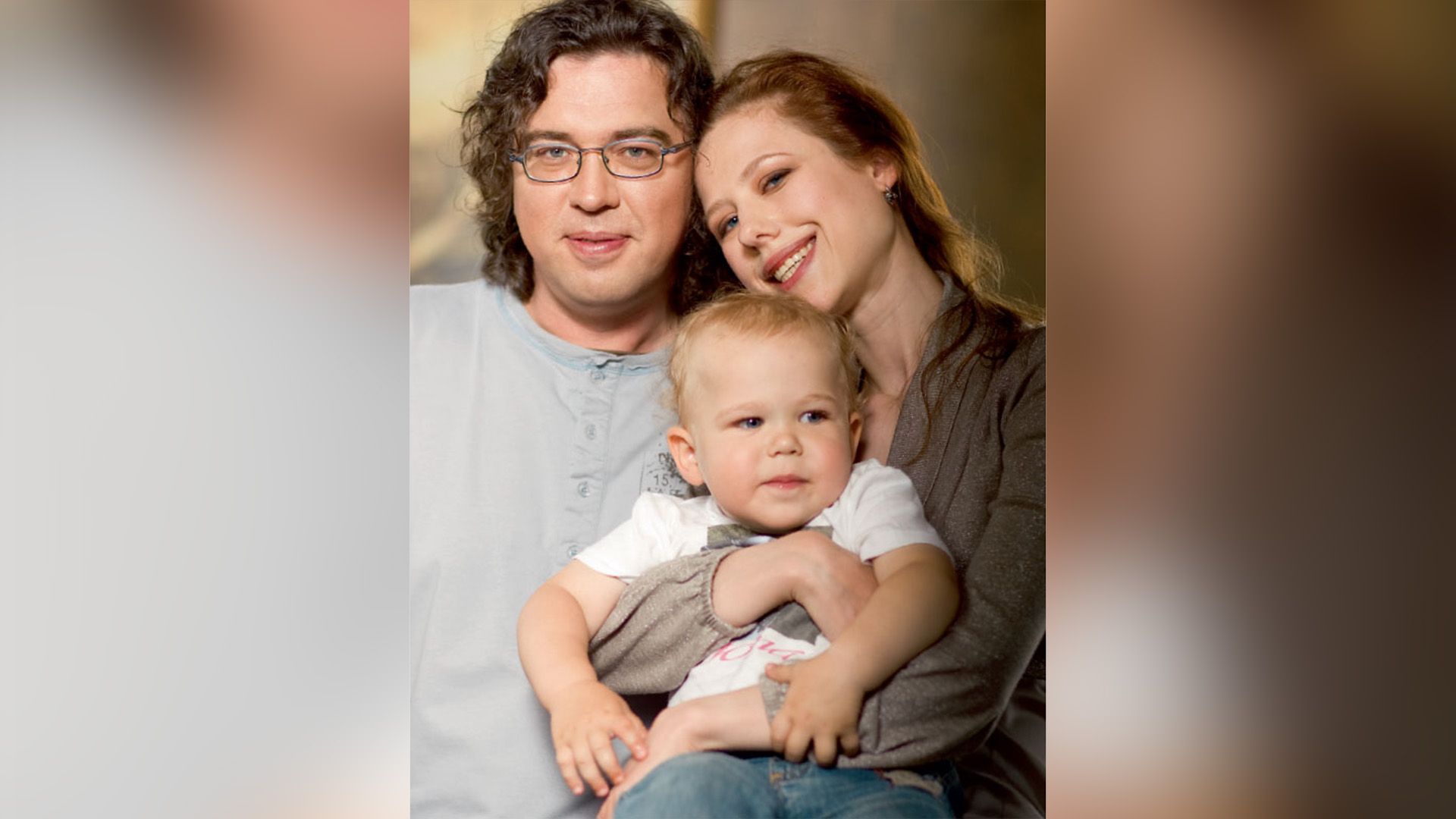 Певица Юта с маленьким сыном на руках стоит рядом с мужем Олегом Осиповым