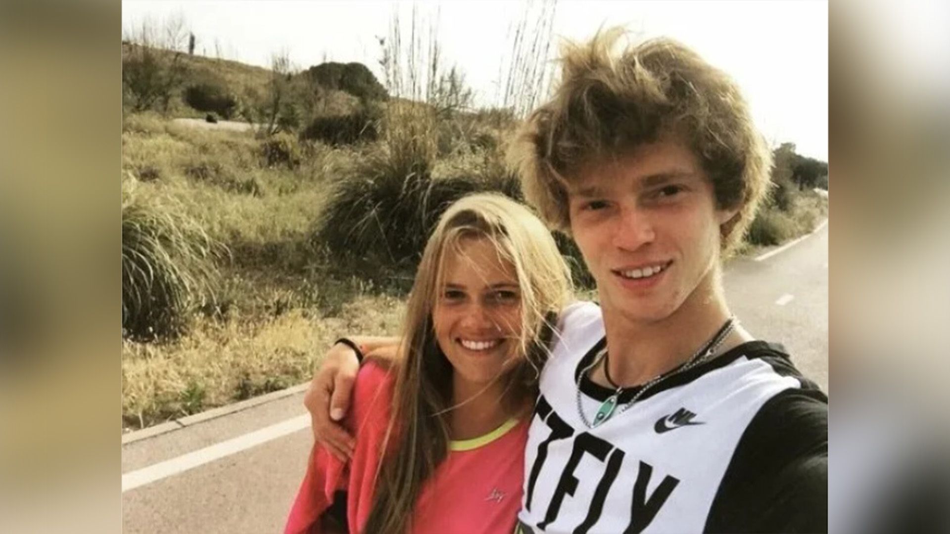 Андрей Рублёв обнимает за плечи Анастасию Хомутову