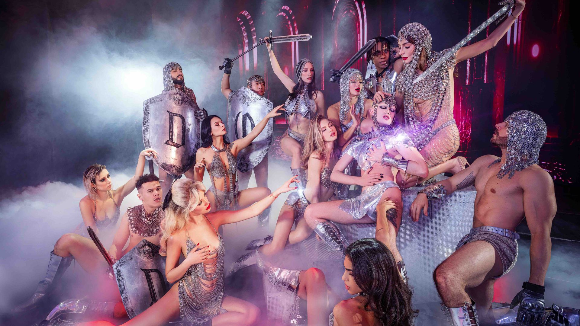 Группа танцоров кабаре на сцене, по которой стелется дым