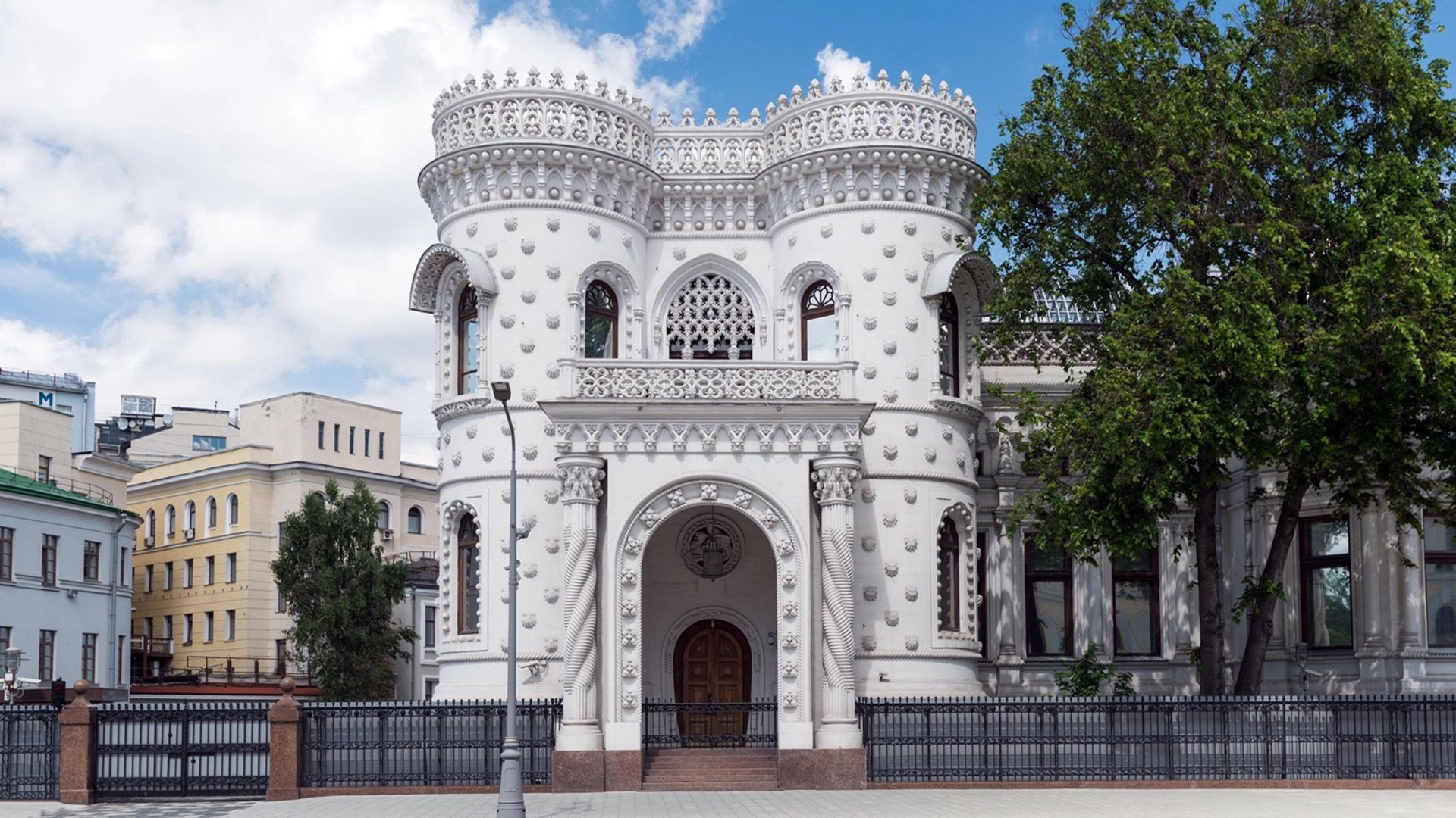 Белый дом-замок в испано-мавританском стиле