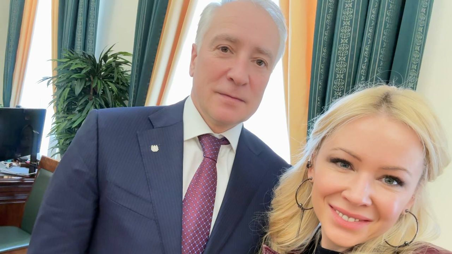 Екатерина Мизулина делает селфи, стоя рядом с Владимиром Мазуром, губернатором Томской области, у него в кабинете