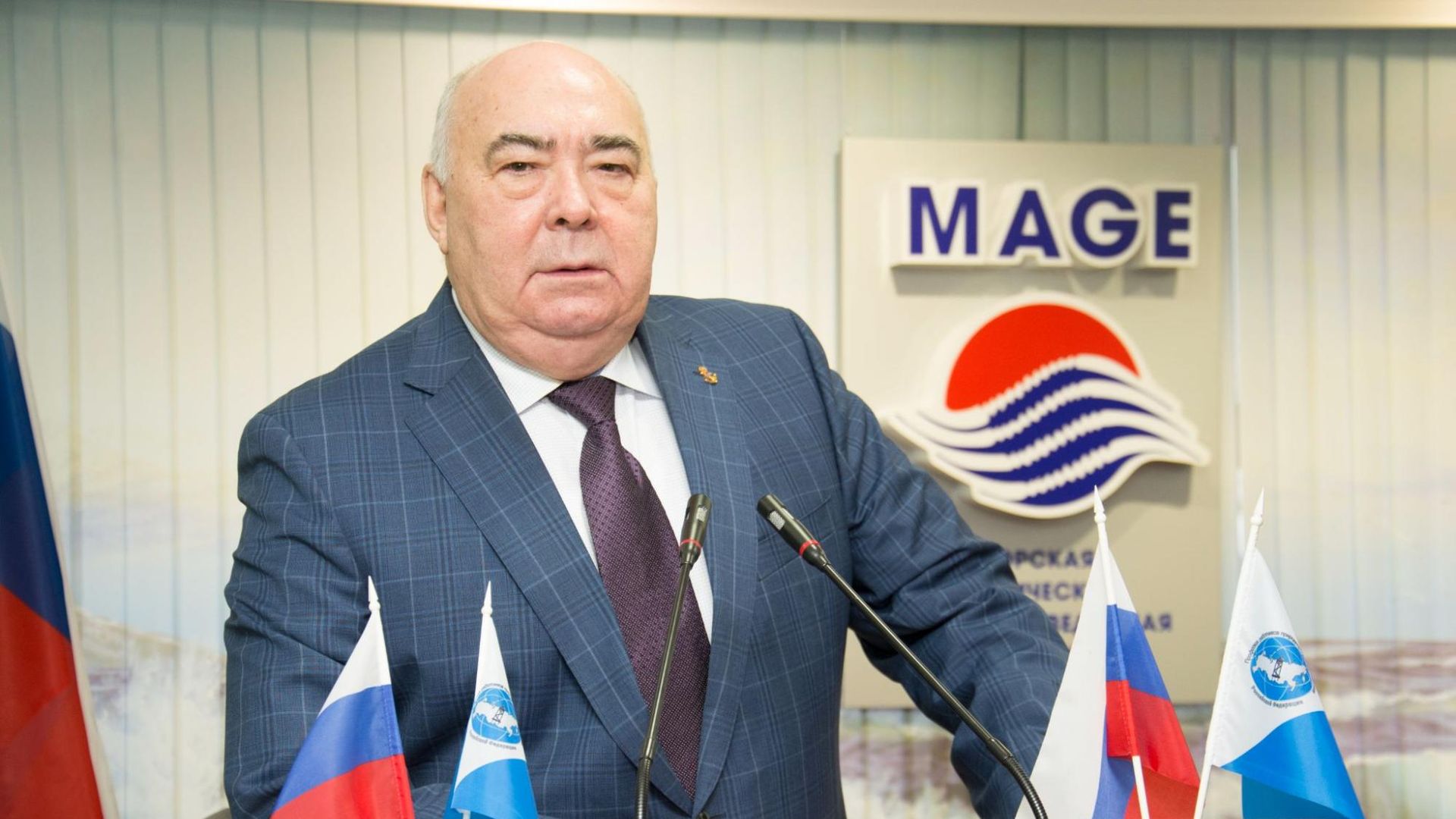 Геннадий Семенович Казанин выступает с трибуны в MAGE