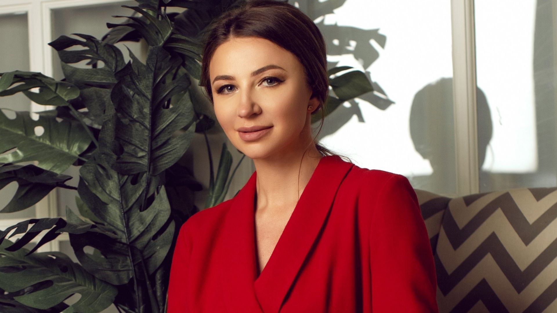 Темноволосая женщина в красном пиджаке