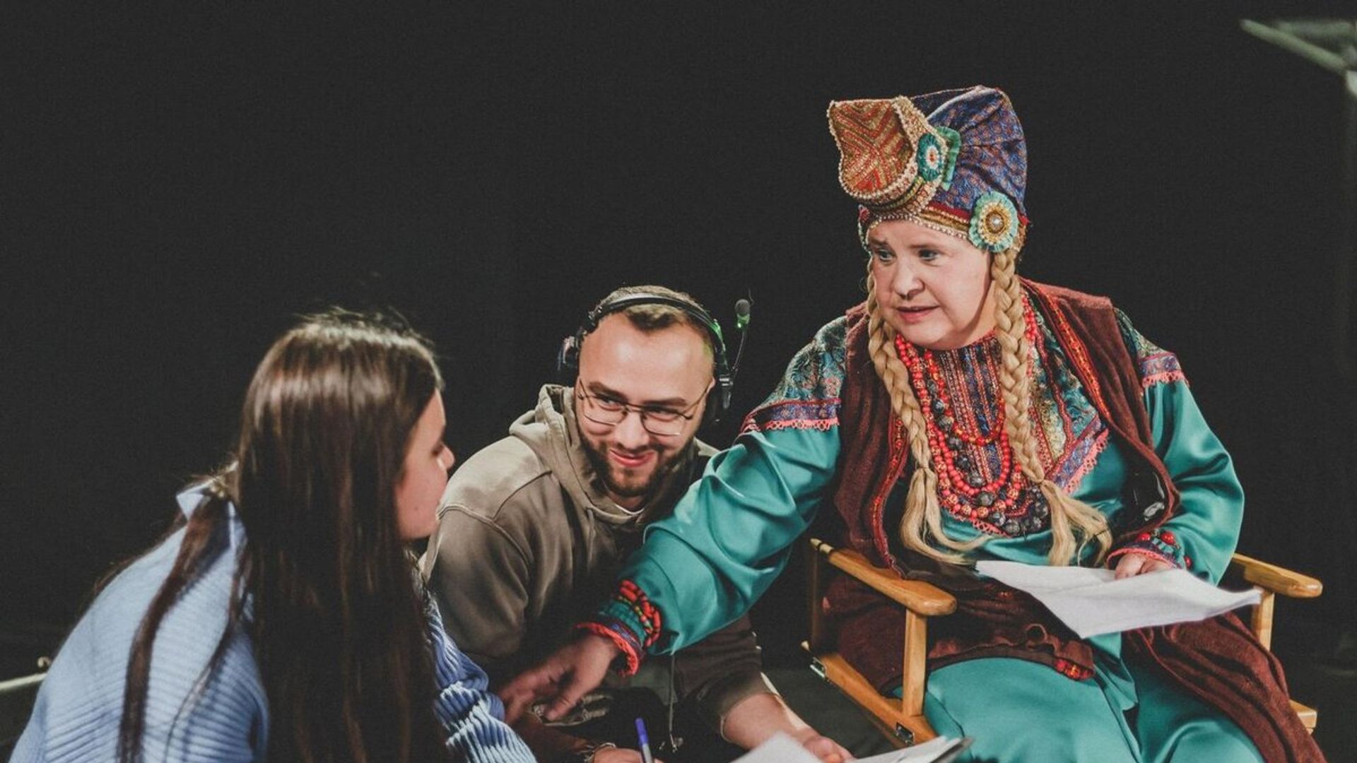 Актриса Татьяна Догилева в русском народном костюме на съемках фильма
