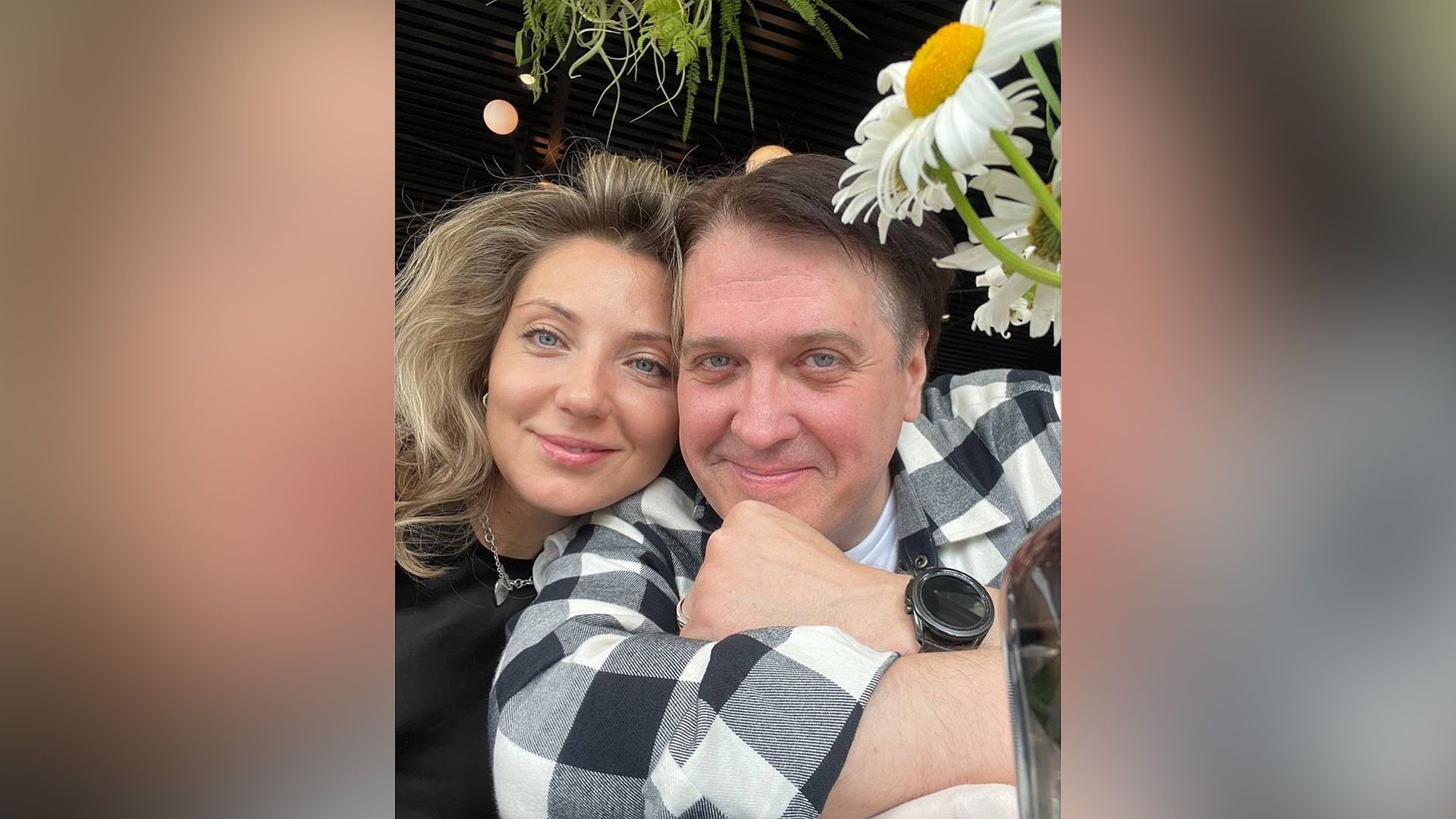 Блондинка и мужчина в клетчатой рубашке