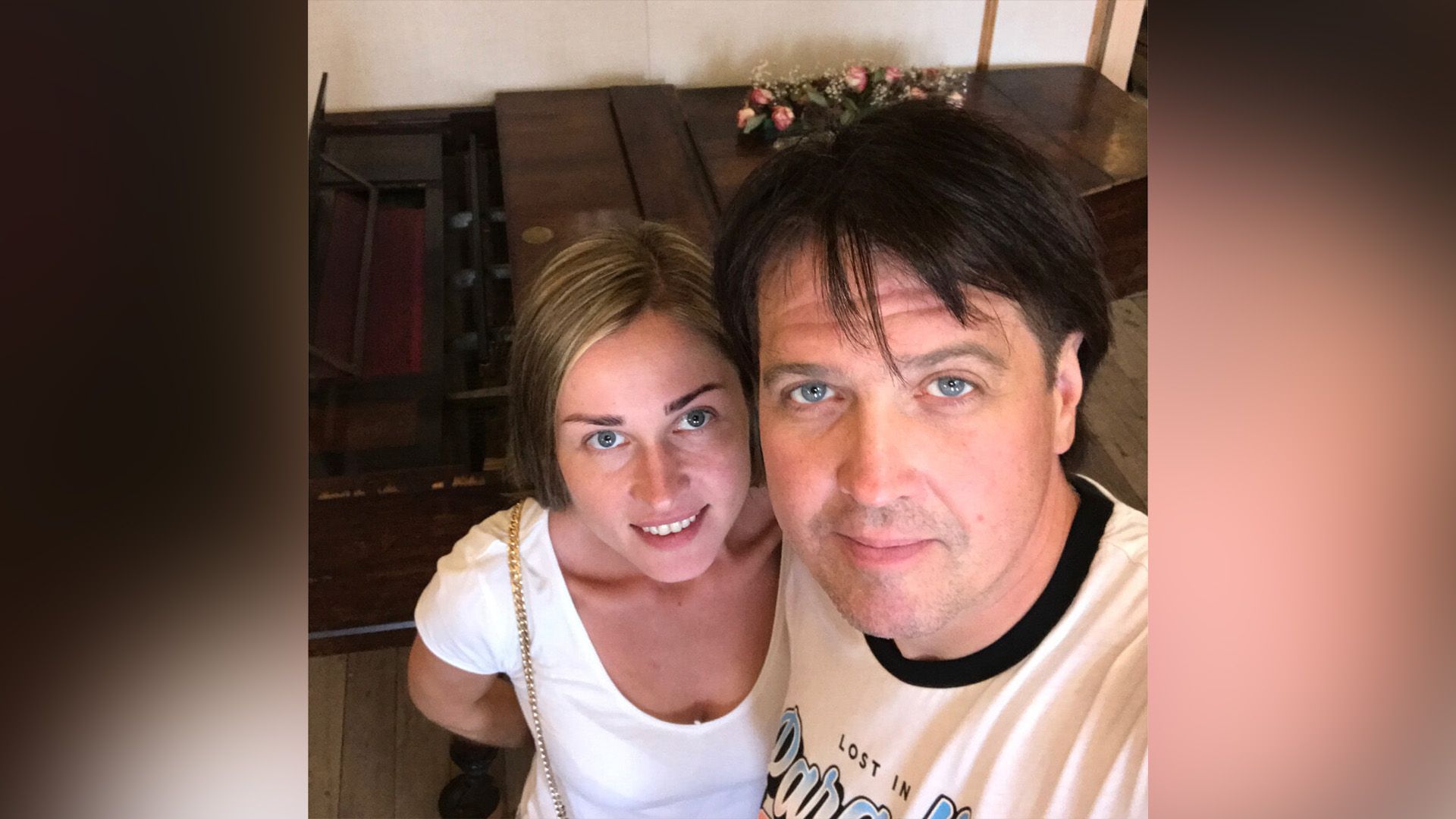 Девушка и мужчина в белых футболках
