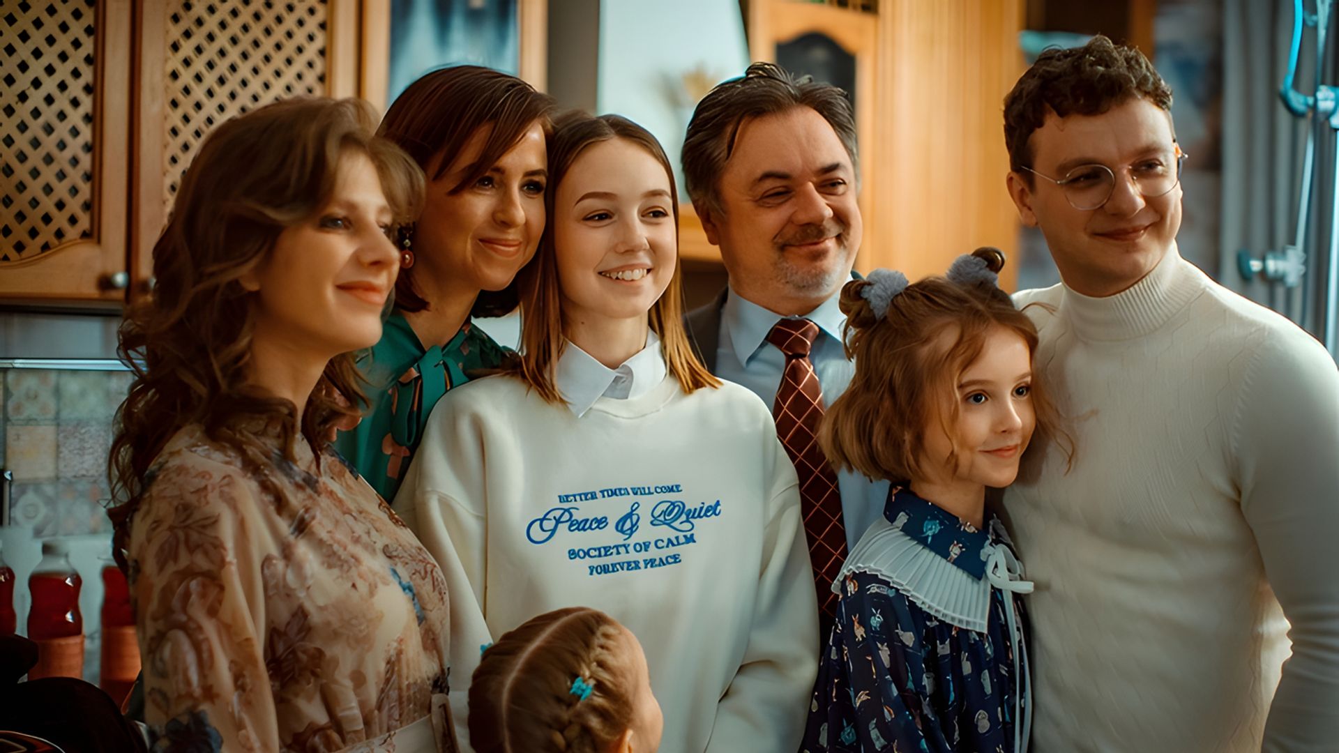 Актёрский состав сериала "Новые папины дочки" позирует в честь завершения проекта
