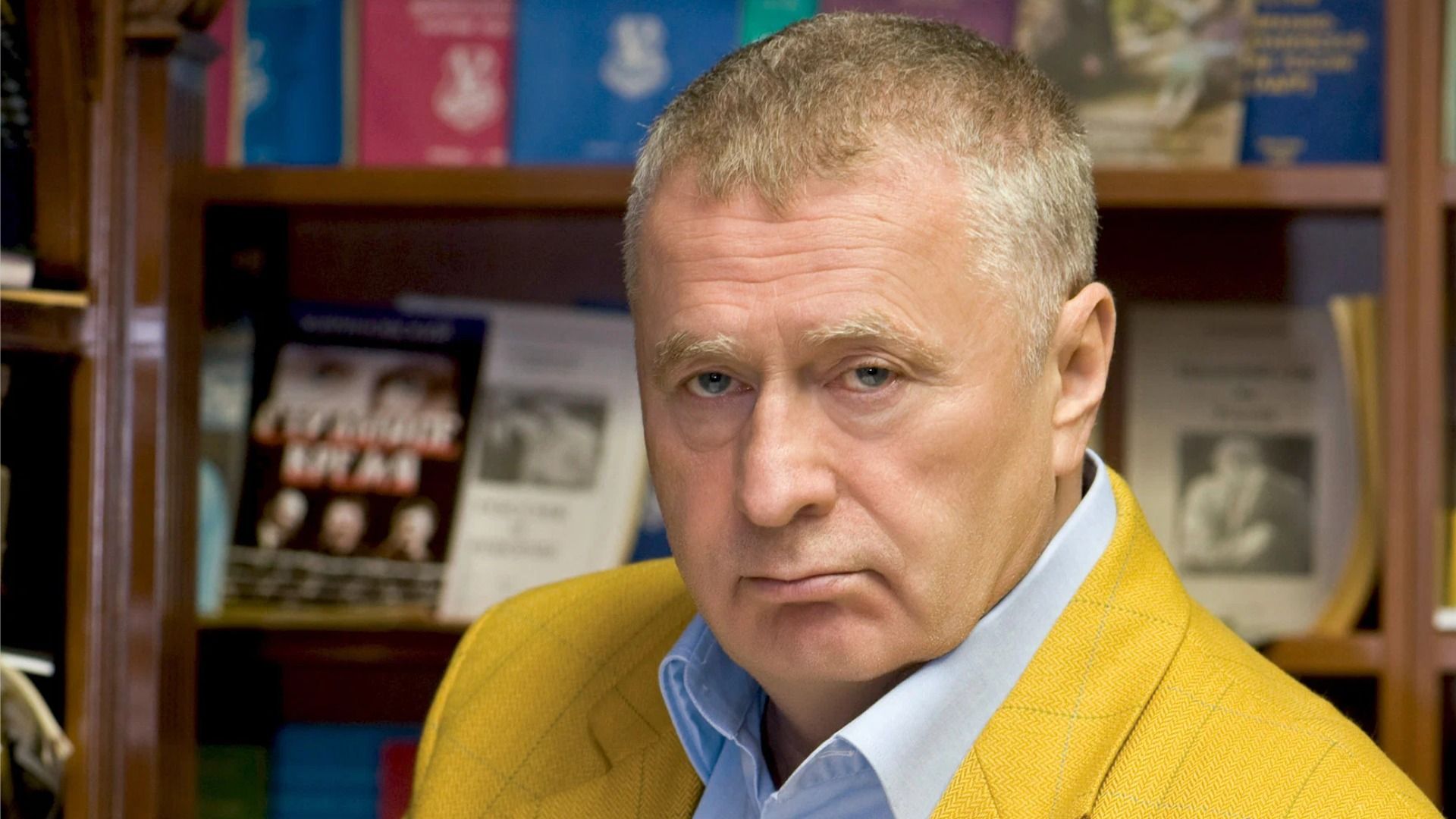 Политик Владимир Жириновский позирует на камеру в желтом пиджаке