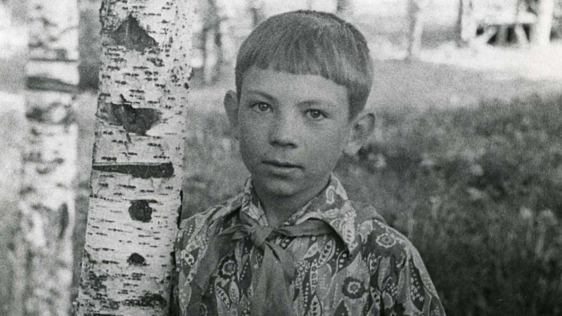 Актёр Андрей Федорцов в детстве стоит возле берёзы