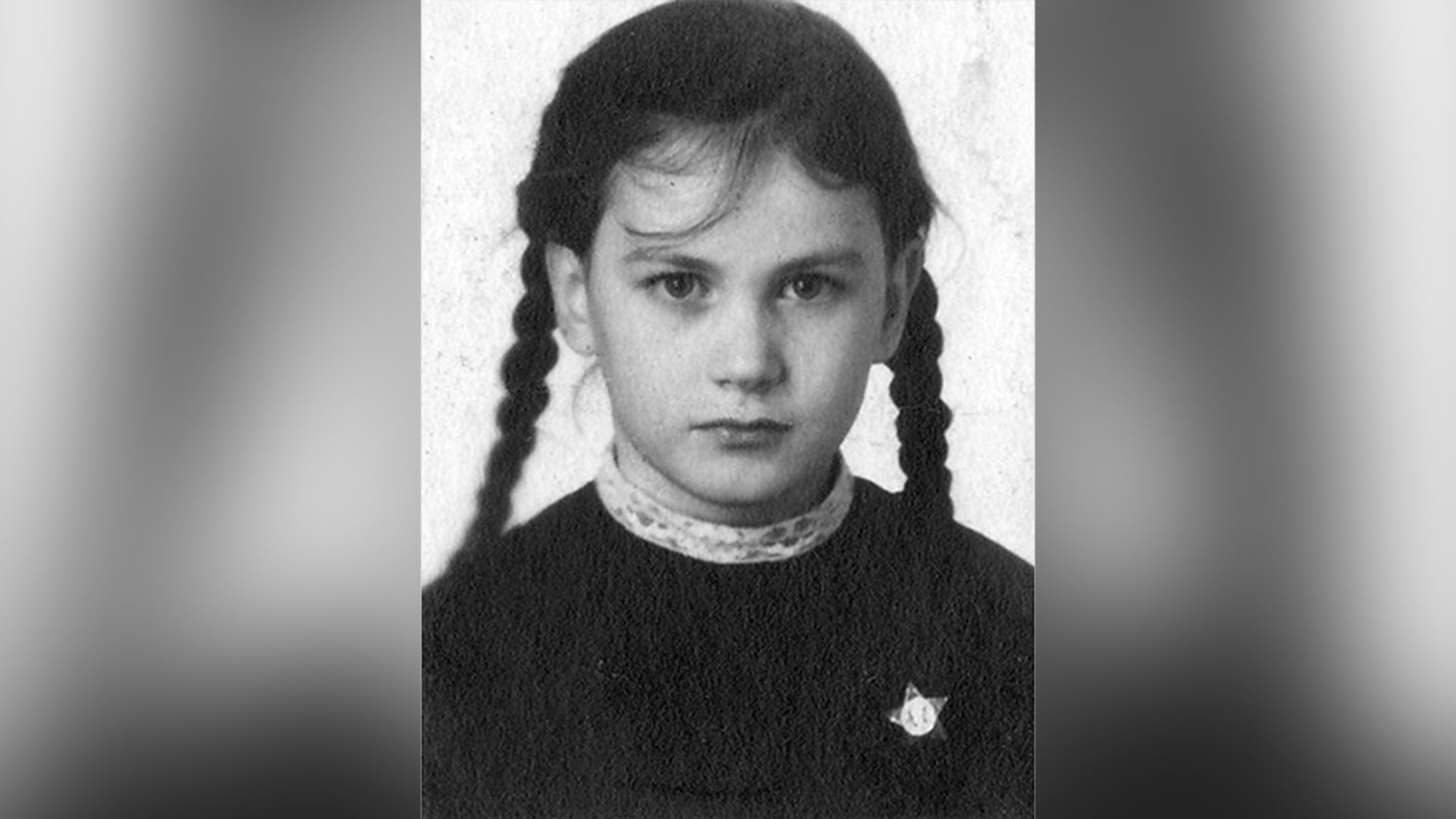 Светлана Разина в детстве с двумя косичками, в школьной форме и с октябрятской звёздочкой
