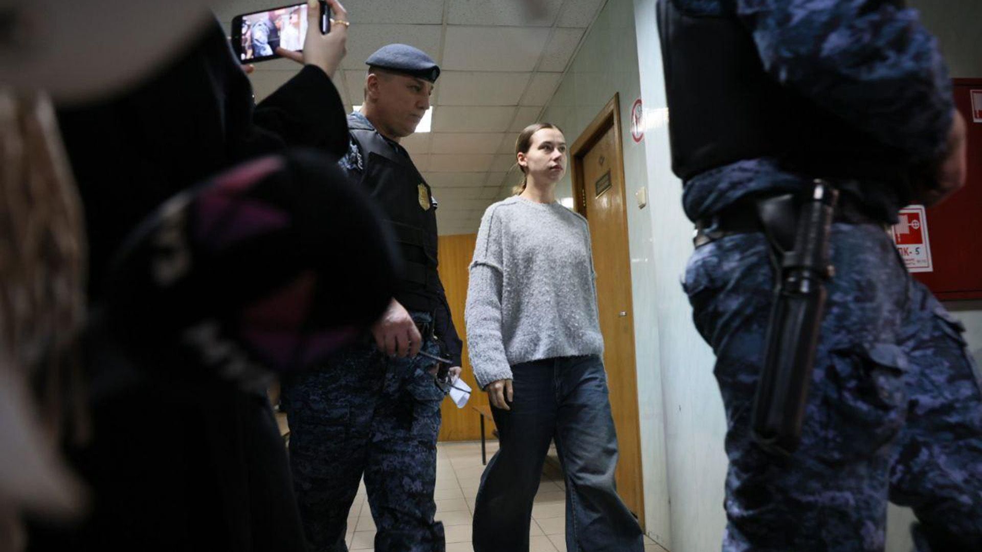 Конвой сопровождает Александру Митрошину в зал суда