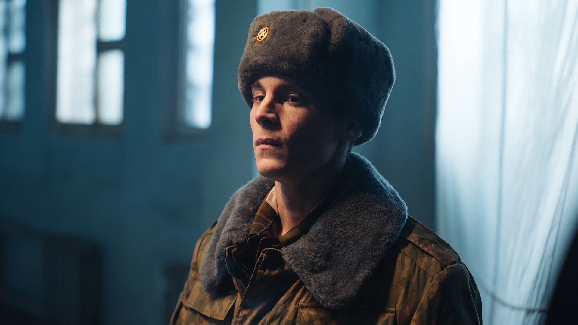 Иван Янковский в зимней камуфляжной форме на кадре из сериала "Аутсорс"