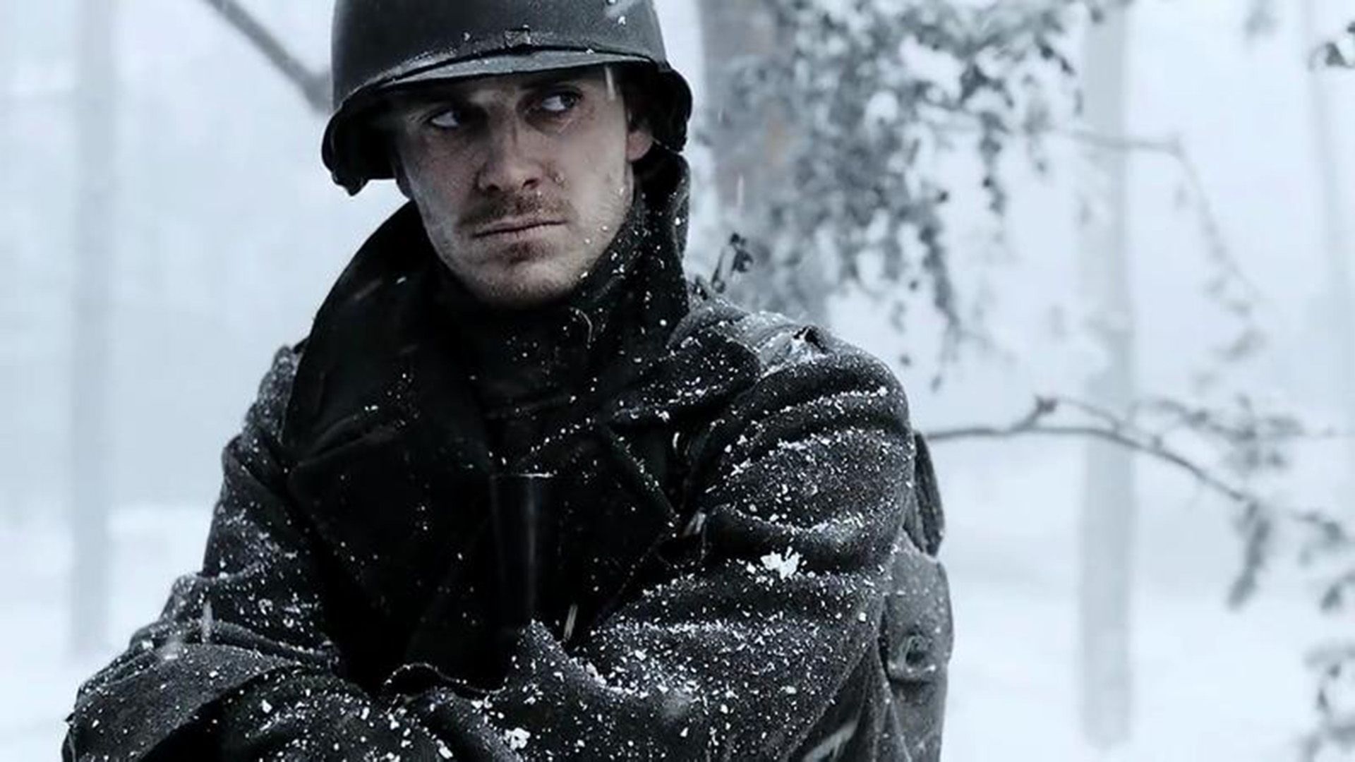 Молодой Майкл Фассбендер в роли солдата в сериале "Братья по оружию"