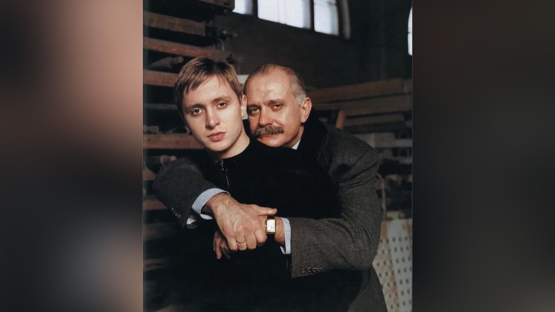 Никита Михалков обнимает молодого Артёма Михалкова