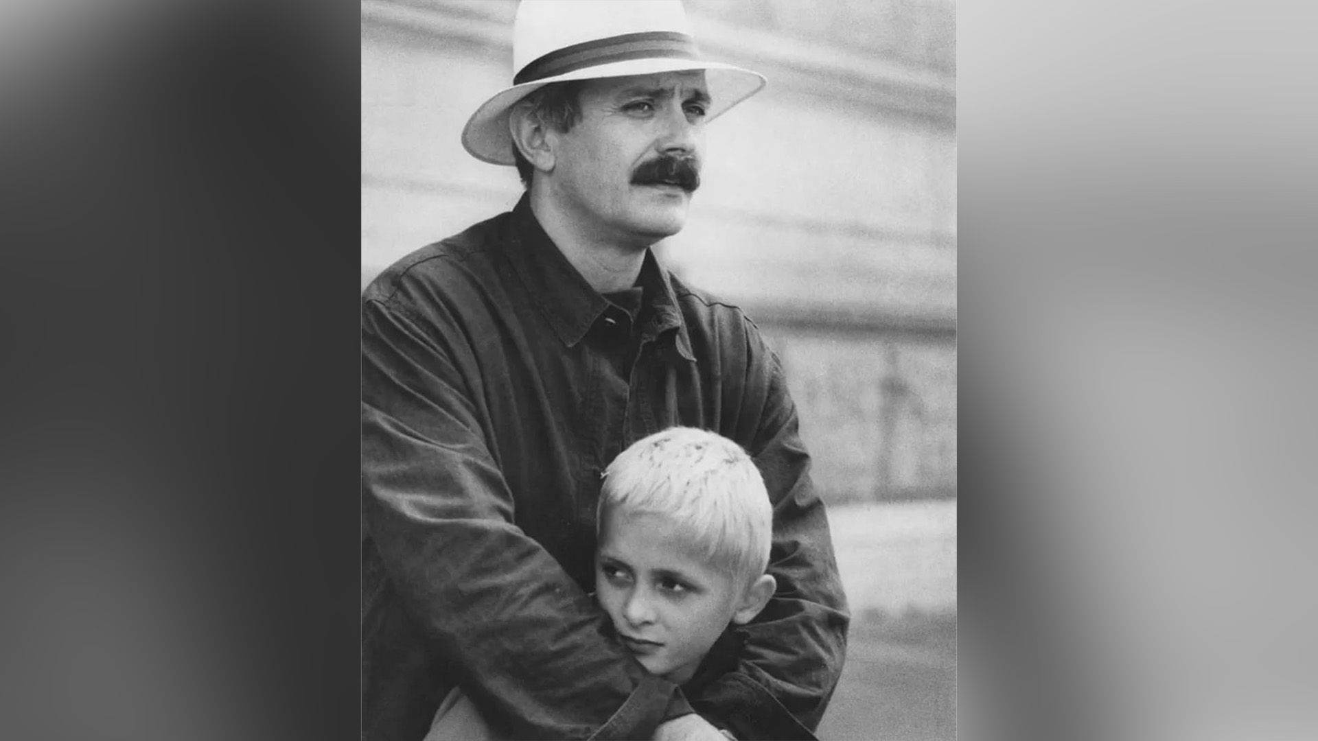 Никита Михалков с усами и в белой шляпе обнимает маленького сына Артёма Михалкова